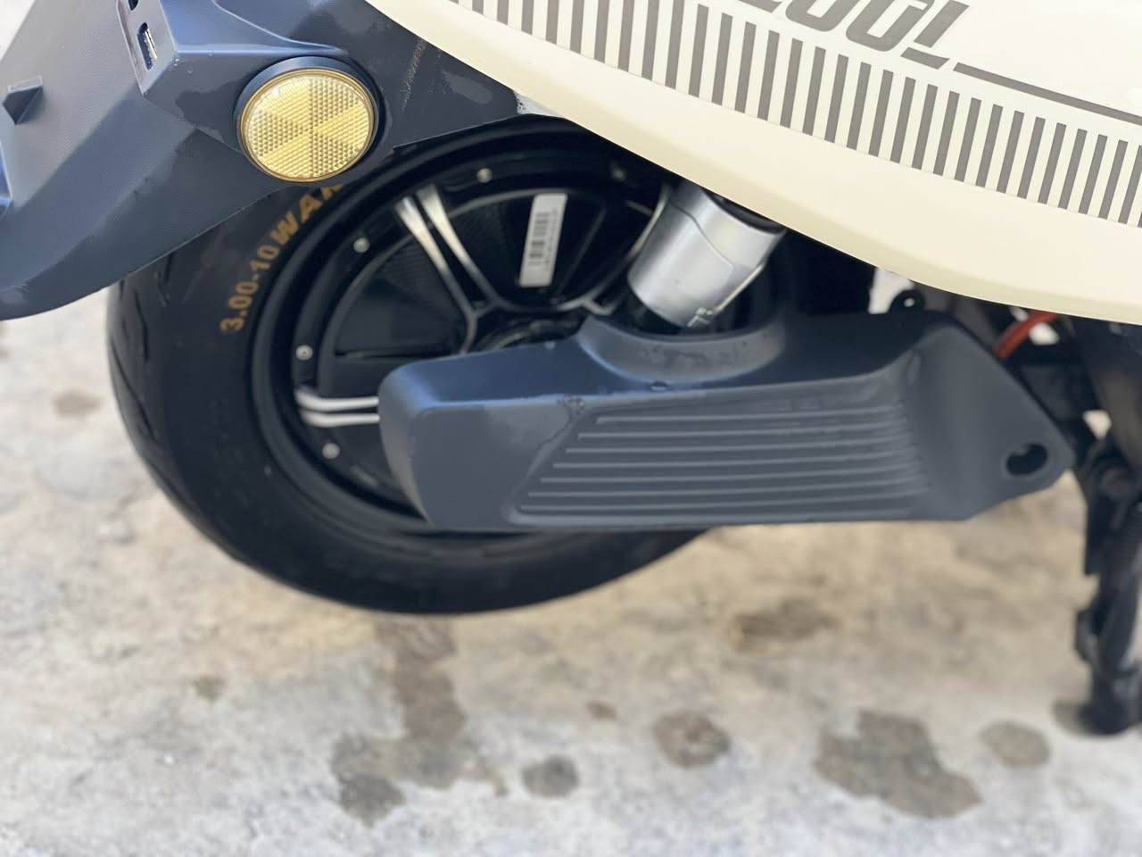 السلام عليكم 
دراجه شحن للبيع موديل 2024
كلش نصيفه 
سرعه 80
6 بطاريه  
الهاتف !***********
