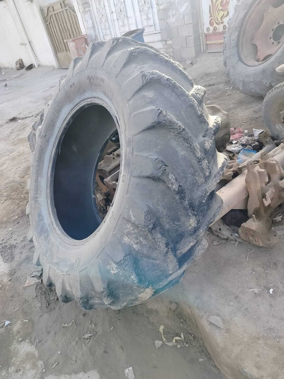 السلام عليكم تواير حجم 30/18 للبيع +غراض تفصيخ عنتر للبيع العنوان ميسان حي العسكري  الاتصال على الرقم ***********
