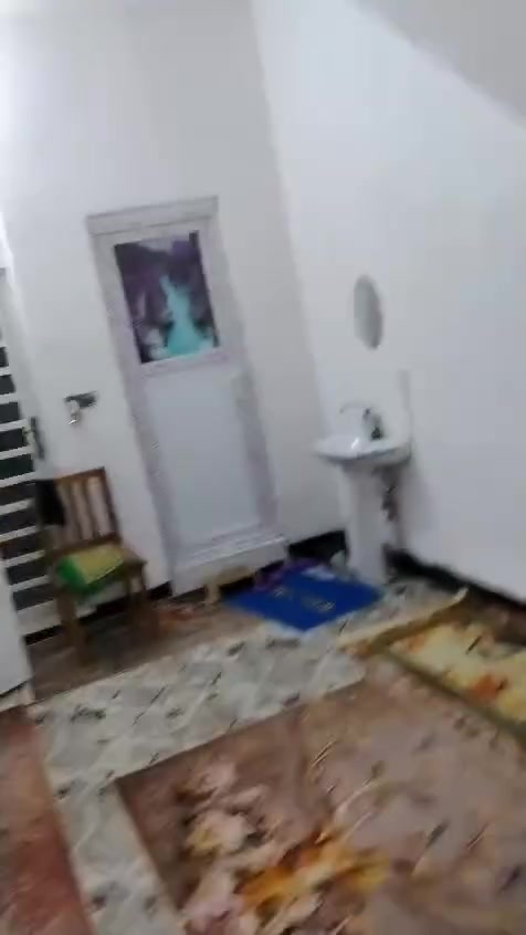 بيت للبيع مساحة 100 متر  يحتوئ علئ ستقبال مطبخ صالة غرفة طارمة صحيات قرب الحولي يبعد عن الحولي 150 متر خدمات ماي مجاري كهرباء السعر 35 قفل بيع مستعجل الاتصال او واتساب / ***********
