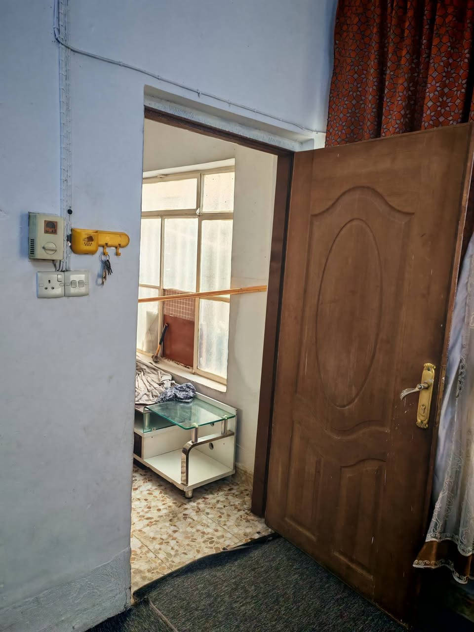 بيت مساحته116متر يتكون من غرفه جوه وكلدور وصاله ومطبخ ومجمع صحيات كامل ومطبخ
وفوك ثلاث غرف فقط غرفتين نقصهم تطبيك مع سطحين
بناء طابوك صب طابو زراعي سند25
العنوان كريطعه
مكانه حلو ثاني بيت عن شارع
مكتب وعقارات الوارث
***********
