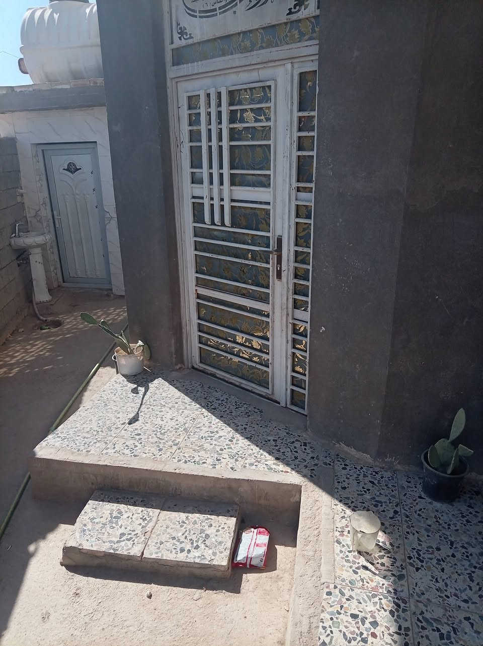 السلام عليكم بيت للبيع بغداد ناحيه الوحده المعمل قرب جامع شيخ بشار نوع البيت تجاوز مشمول بالطابو مشينه معامله طابو مساحه البيت ٣٠٠     مساحه البناء ٢٠٠ يحتوي علئ
غرفتين نوم 4×5
 صاله 4×8
منور بين الغرفتين
مطبخ حار
مطبخ بارد 4×5
استقبال 7×5
ال100متر الباقيه بصف البيت مصبوبه
البيت ارضيه كاشي
معروض 73وبيه مجال
للاستفسار الاتصال على الرقم ***********
