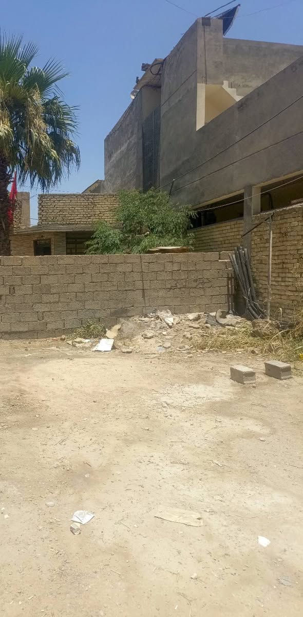 بيت للبيع في بغداد - المشتل (موقع تجاري مميز على الشارع العام) 🏡
للبيع دار بموقع استراتيجي وحيوي جداً في منطقة المشتل، يصلح للسكن أو للاستثمار كونه يقع مباشرة على الشارع العام وفي منطقة حيوية مخدومة بالكامل.

​📋 تفاصيل العقار:

​الموقع: بغداد - المشتل / نهاية سوق المطبك - تقاطع جامع الإمام علي (ع) - يقع مباشرة على الشارع العام.

​المساحة الكلية: 180 متر مربع.

​الأبعاد: الواجهة 4.5 متر | النزال 40 متر.

​ميزة الموقع: مكان تجاري بامتياز ويصلح لعدة مشاريع استثمارية أو تجارية أو سكنية.

​الخدمات القريبة: موقع مخدوم جداً وقريب جداً من (مدارس، جامع، كنيسة) والأسواق العامة.

تتوفر فيه جميع الخدمات من الماء والكهرباء والمجاري 

​💰 السعر المطلوب: 190 مليون دينار عراقي.

​📞 للاستفسار والتواصل مع المالك مباشرة:

يرجى الاتصال على الرقم: ***********

(أو المراسلة عبر الواتساب/الخاص).
