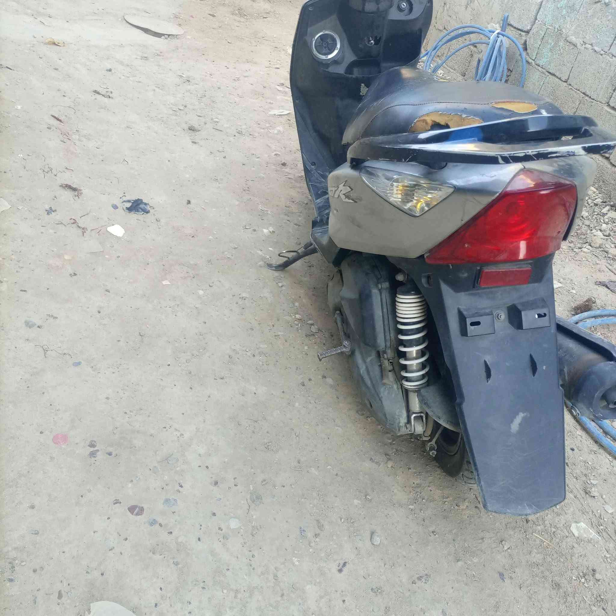 دراجه ثعلب للبيع دراجه نظيفه كفراتها بلاديه بس بيهن شويه شخوط مكبنه مامفتوحه دراجه كهربائيه كله شغاله عوزه شويه ترتيب ناقصه 7مال كور سعره 400مكاني بغداد ***********

