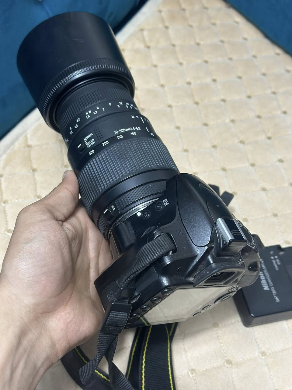 سلام عليكم كأمره نيكون 3200كامره نضافه فول تحتوي عله عدسه رياضي ملحقات كامله جنطه شاحنه رام مكان كربلاء السعر قيم بل يرضه بي الله ***********
