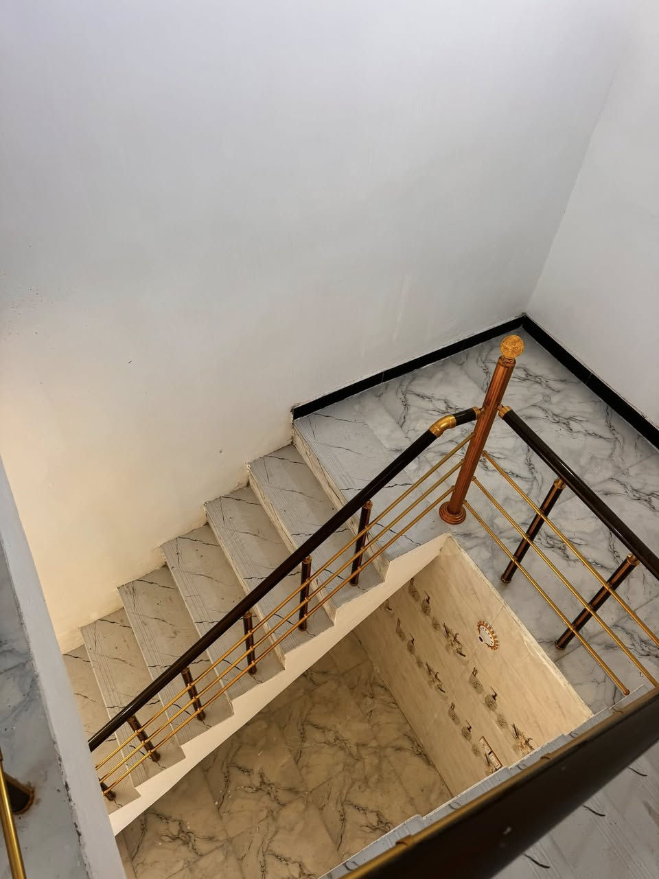 #دار_سكن_ملك_صرف_للبيع

المساحه //150 متر __ وجه 7:50 __ نزال 20 

سنة البناء // 24 ____ البناء طابوگ __ طابق ونص 

الطابق الاول // غرفه نوم _ هول _ مطبخ _ استقبال  مجمع صحيات كراج سياره 
الطابق. الثاني / غرفه نوم وحده 

الدار فارغ تستلم مفتاح مباشر 

موقع ثاني بيت من التجاري _ 

ابو غرق حي الجواد 

الأستفسار الأتصال 
***********

#الدار_المعموره_للعقار

من لديه عقار ويرغب بالبيع مراسلت الصفحه
