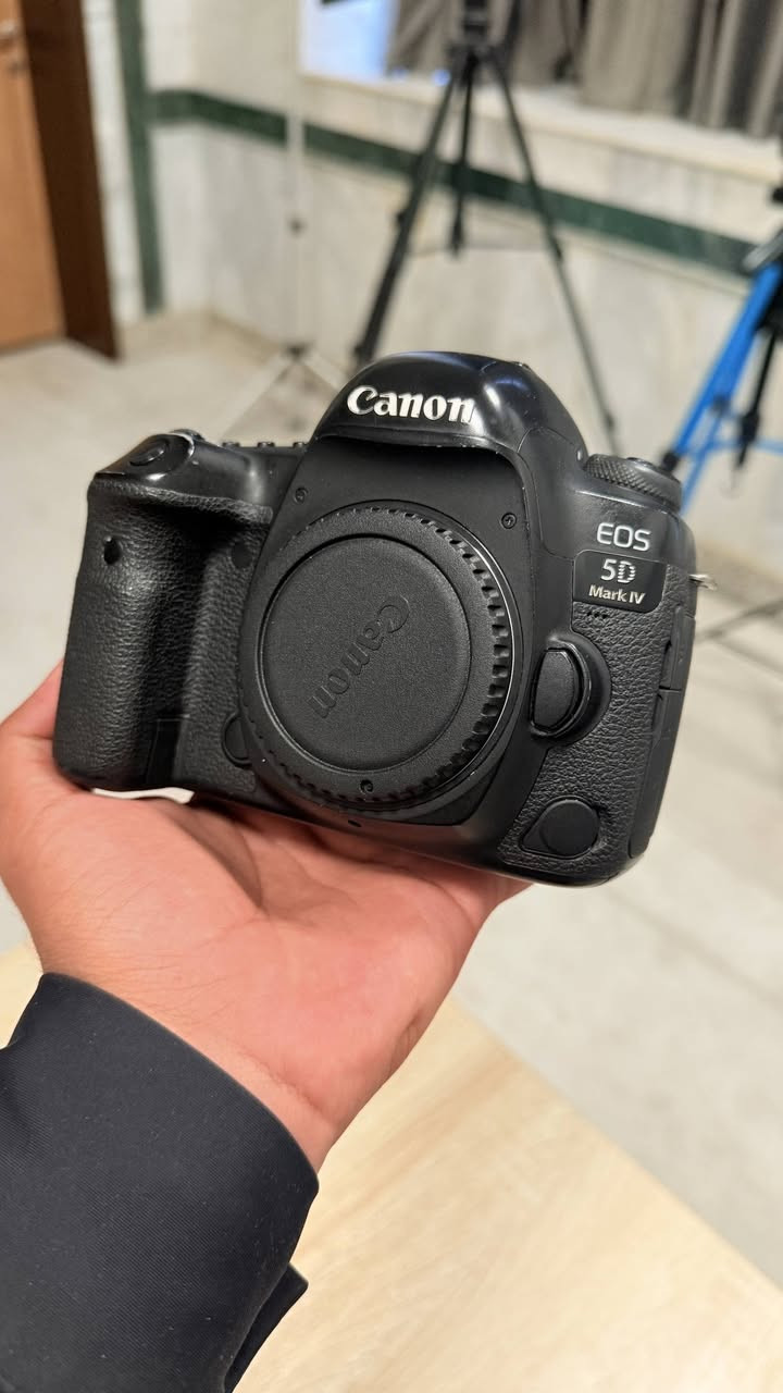 بدي كانون 5D مارك فور للبيع 
شتره مايتجاوز 10k
ملحقاته 
بدي 
كرب 
بطارية 
شاحنه 
جنطة 
ملاحظة / الكامره بيه خط ازرق بالزاوية مايأثر لا على فيديو ولا على صوره 
مكاني بابل 
التوصيل مجاني 
للأستفسار والاتصال 
***********
