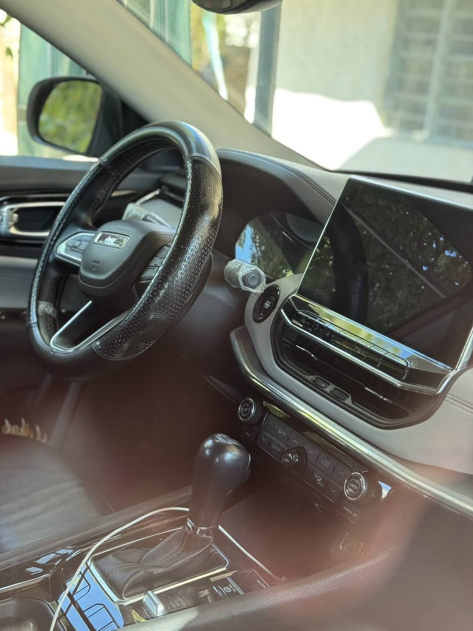 السلام عليكم …
جيب كومباس 2022 
فول مواصفات ليمتد عدا الفتحة 
محرك 2400 
ضربتهة كدامكم سطحية بجم كبس وكلشي بيهة بدون فتح وبلادي 
جهة الضربة كلير امريكا 
السيارة جديدة بمعنى الكلمة ماشية 45 ميل 
*********** 
السعر 170 وبيهة مجال 
مكانها بغداد اللطيفية
