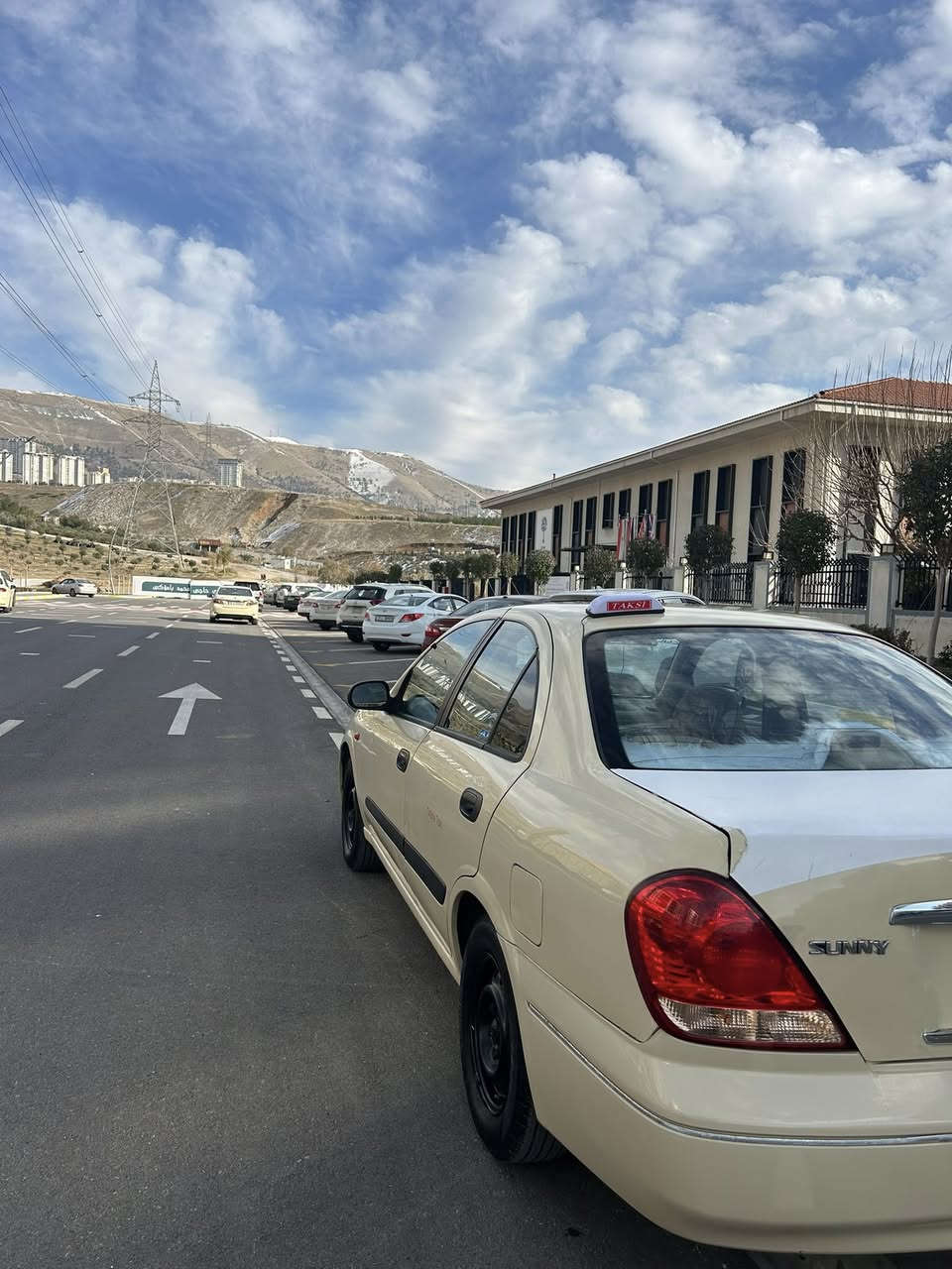 نیسان سەنی مۆدێل ۲٠٠٦ ماشەڵا سایەرەکە جوان و مەزبوتە ماڵی دۆستە قرچێکی بەسیتی دوای هەیە بۆنیتی ڕەشە سەنەوی مانگی ۱٠ ی ۲٠۲٤ بەسەرچوە ، مەکینە سپیە گێڕوو مەکینەی بە شەرتە گەرمیو تەبرید لەسەر سیوچ مەزبوتە ئەگەر موشتەریت تەلەفۆن بکە لە خزمەتام ئەگەر موشتەری نیت نەسەری خۆو بیەشەنە نە سەری من نرخ ۹۸ گەڵاومعامەلەیە برایانە ٠۷۷۲٦۷۷٤٠۲٥
