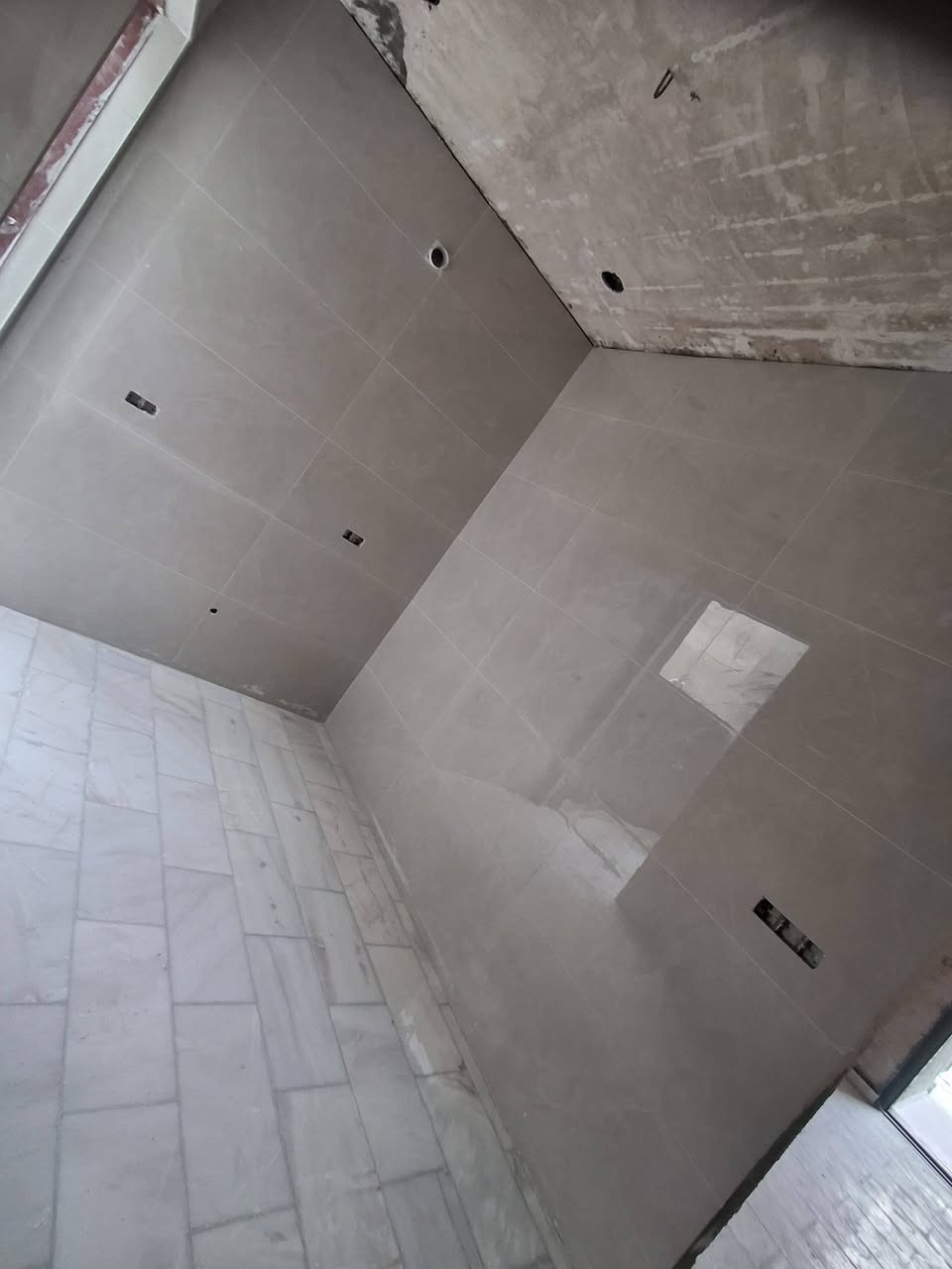 سلام عليكم خلفه سيراميك بورسلين متفرغ حالين شغل بما يرضا الله وبو البيت ستلام مهندس  ***********
