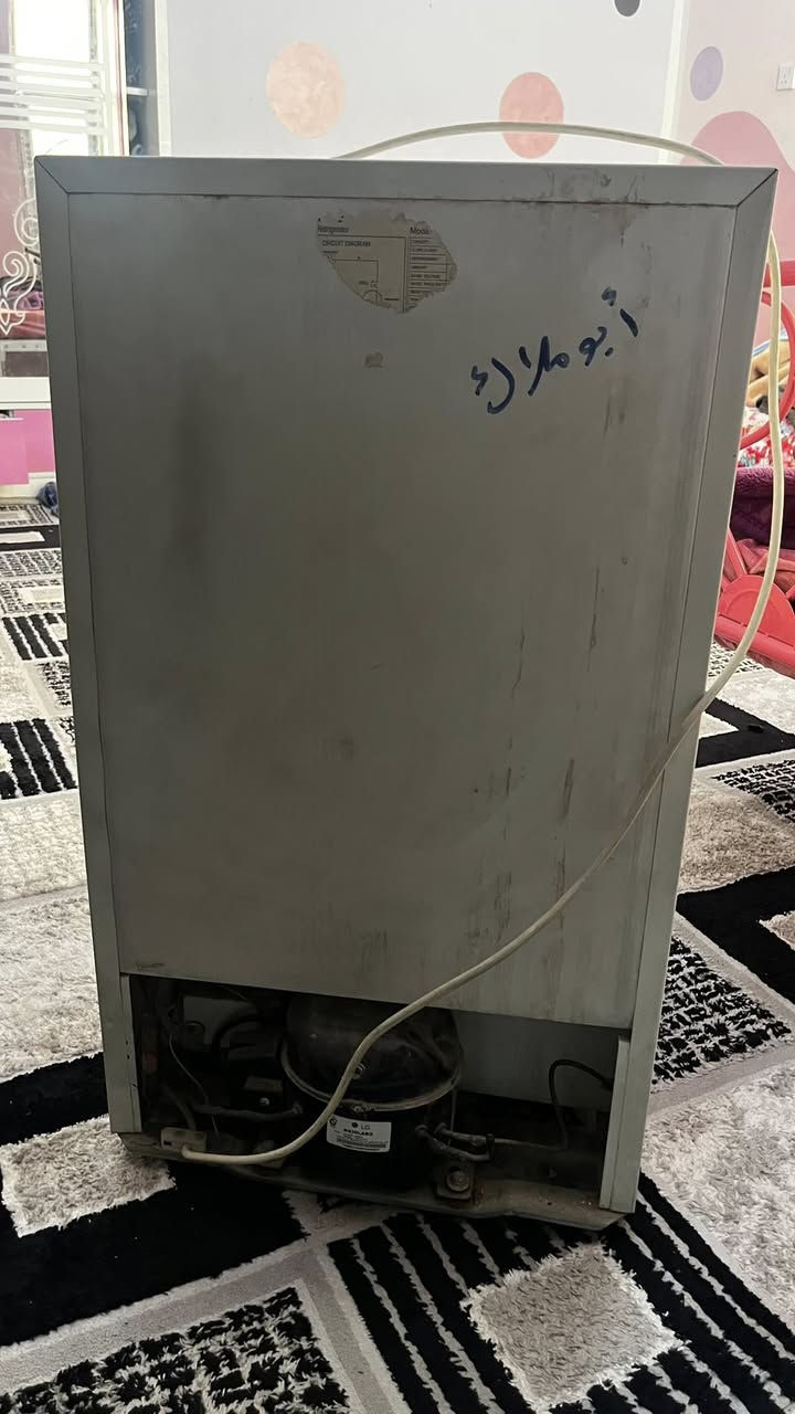 ثلاجه صغيره تبريد و تجميد مارايدلها شي بس تنظيف ب70 و بيها مجال تواصل واتس ***********
