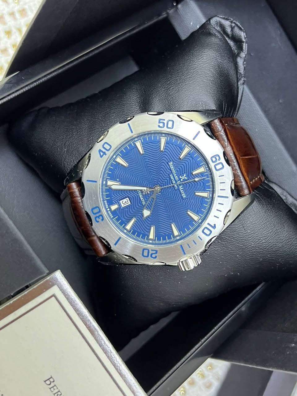 بيرنارد اج ماير الساعه مستعمله النضافه تامه كامله المرفقات اوتو الضهر كشف لمتد اديشن إصدار محدود ***********
