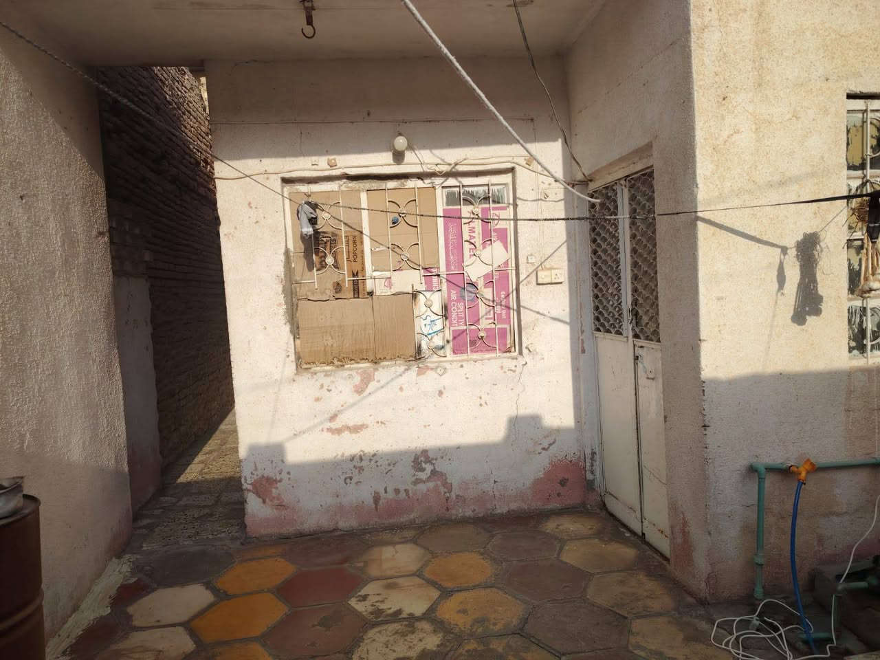 ​🏡 بيت للبيع أو المراوس في كربلاء المقدسة 🌟
الموقع: كربلاء - حي الحر 📍

المساحة: 100 متر (الواجهة 5 متر × النزال 20 متر) 📐

حالة البناء: بيت قديم (وجاهز للسكن) ✨

​🔹 تفاصيل البيت (طابق واحد):

​استقبال 🛋️

​صالة 📺

​مطبخ 🍳

​غرفة نوم واحدة 🛏️

​🔄 خيارات العرض (بيع أو مراوس):

​للبيع المباشر: السعر 155 مليون دينار عراقي (وقابل للتفاوض) 💰

​المراوس المطلوب: مراوس مع بيت في (حي الحر أو حي العمل) على أن يكون البيت المطلوب للمراوس بأحد المواصفات التالية: 

​بيت مساحة 250 متر (ركن) 📐🧭

​أو بيت مساحة 150 متر 📐

​📞 للاستفسار والمعاينة:

​للتواصل

👉 *********** 📲
