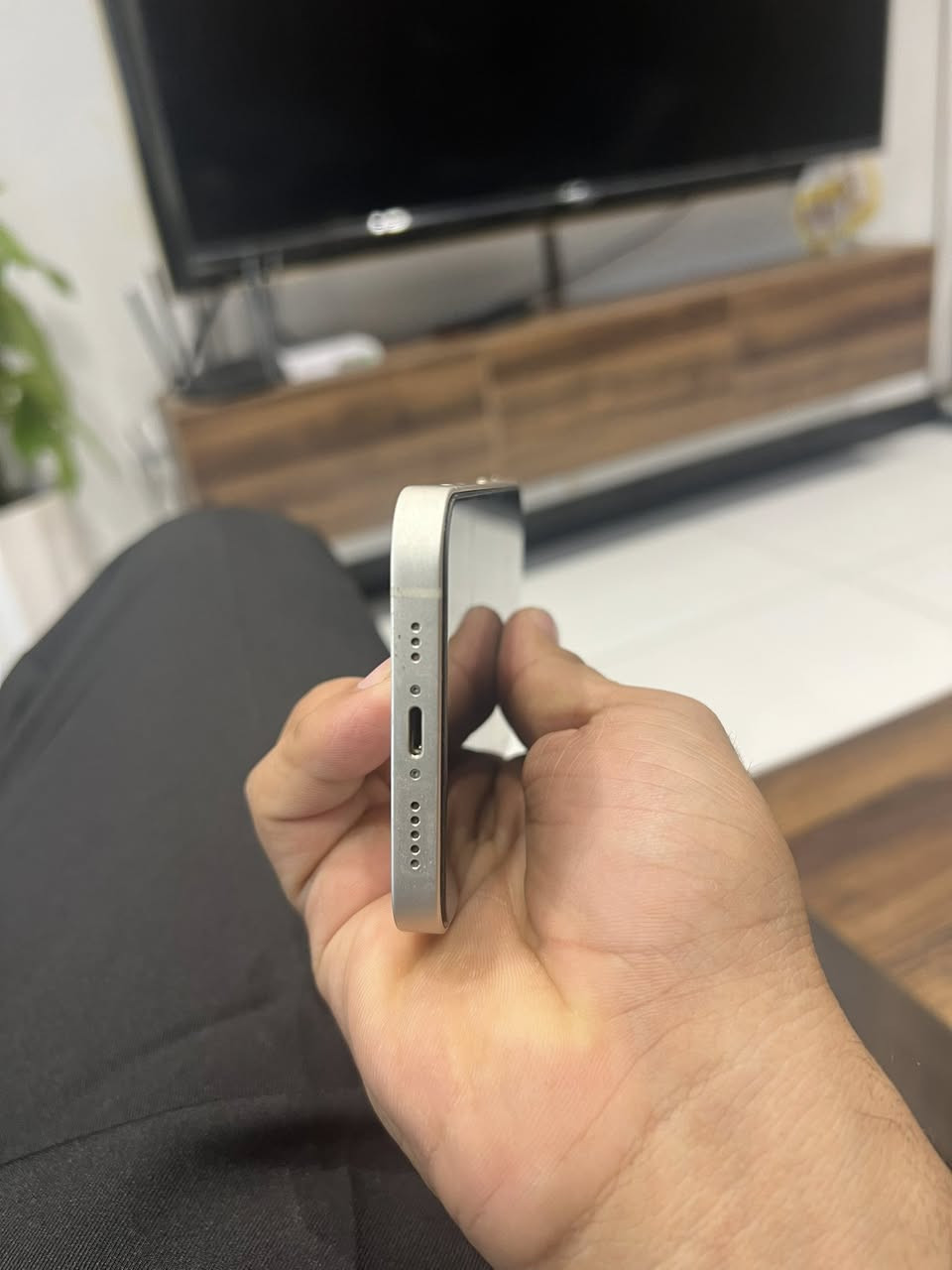 سلام عليكم
ايفون 13 عادي 
ذاكره 128 
بطاريه 88
نظافه 90/ 100
سعر 450 الف
مكاني بغداد الحسينيه 
رقم  ***********@
