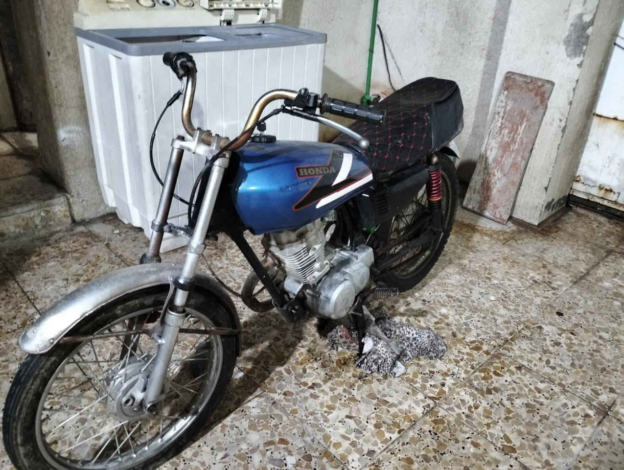 ايراني للبيع دراجه شوفت عينك كلشي ما بيه شلعه و معدل (كلك) مكاني حيانيه رايدها ب 250 و بيه مجال بسيط لمو شراي لا يراسل ***********
