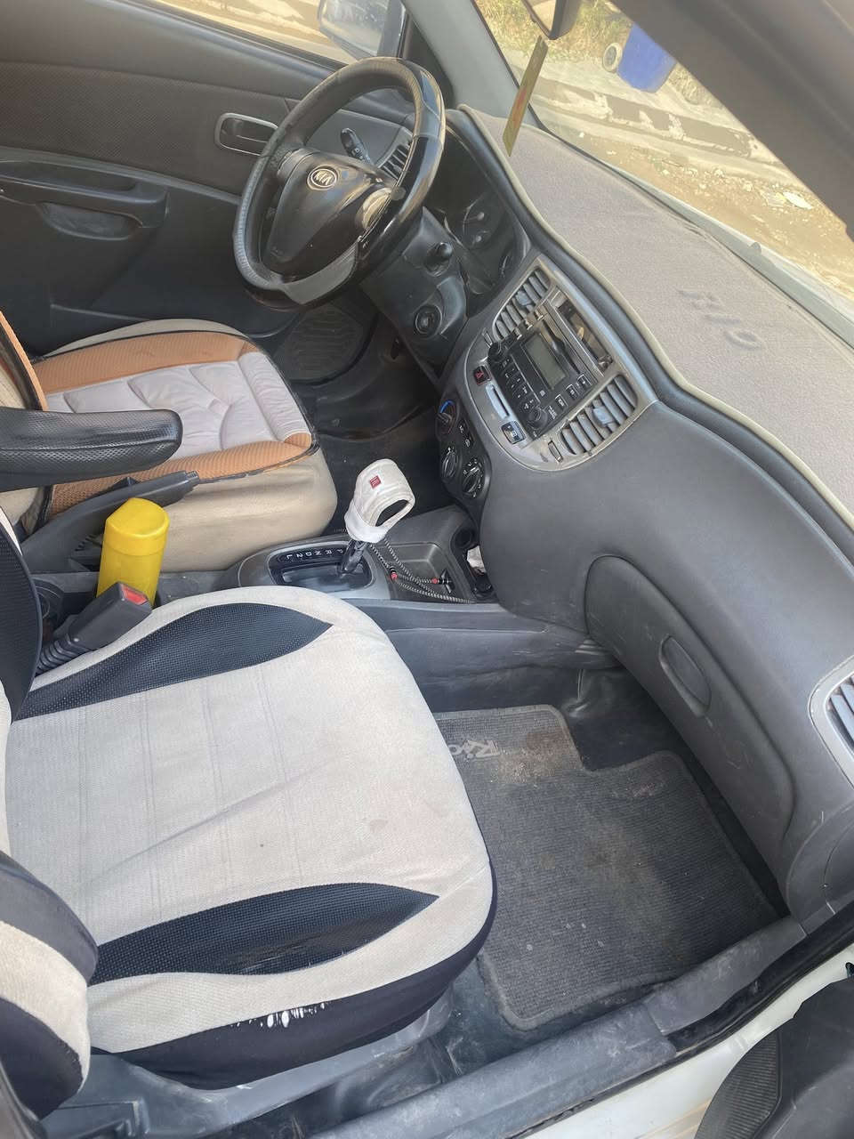 كيا ريو للبيع موديل 2008 وارد امريكي حادث جاملغ امامي وبيها طخه بالبنيد مصبوغه احزام  واضحه محرك 1600 كير اوتماتيك جام عادي لون ابيض تبريد ثلج سياره جاهزه وسونارها موجود بالصور رقم انبار بسمي سعرها 75 وبيها مجال مكاني فلوجه للاستفسار  ***********
