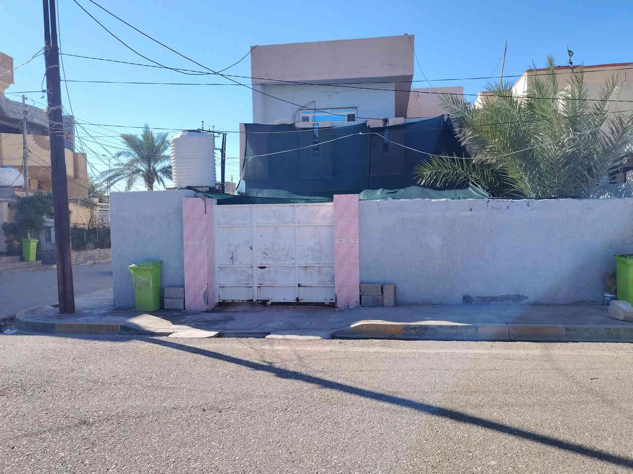 دار للبيع مساحة 200 متر طابقين ركن على ساحة شارع الألبان 4 غرف نوم واستقبال وهول ومطبخ و3 صحيات 
***********
