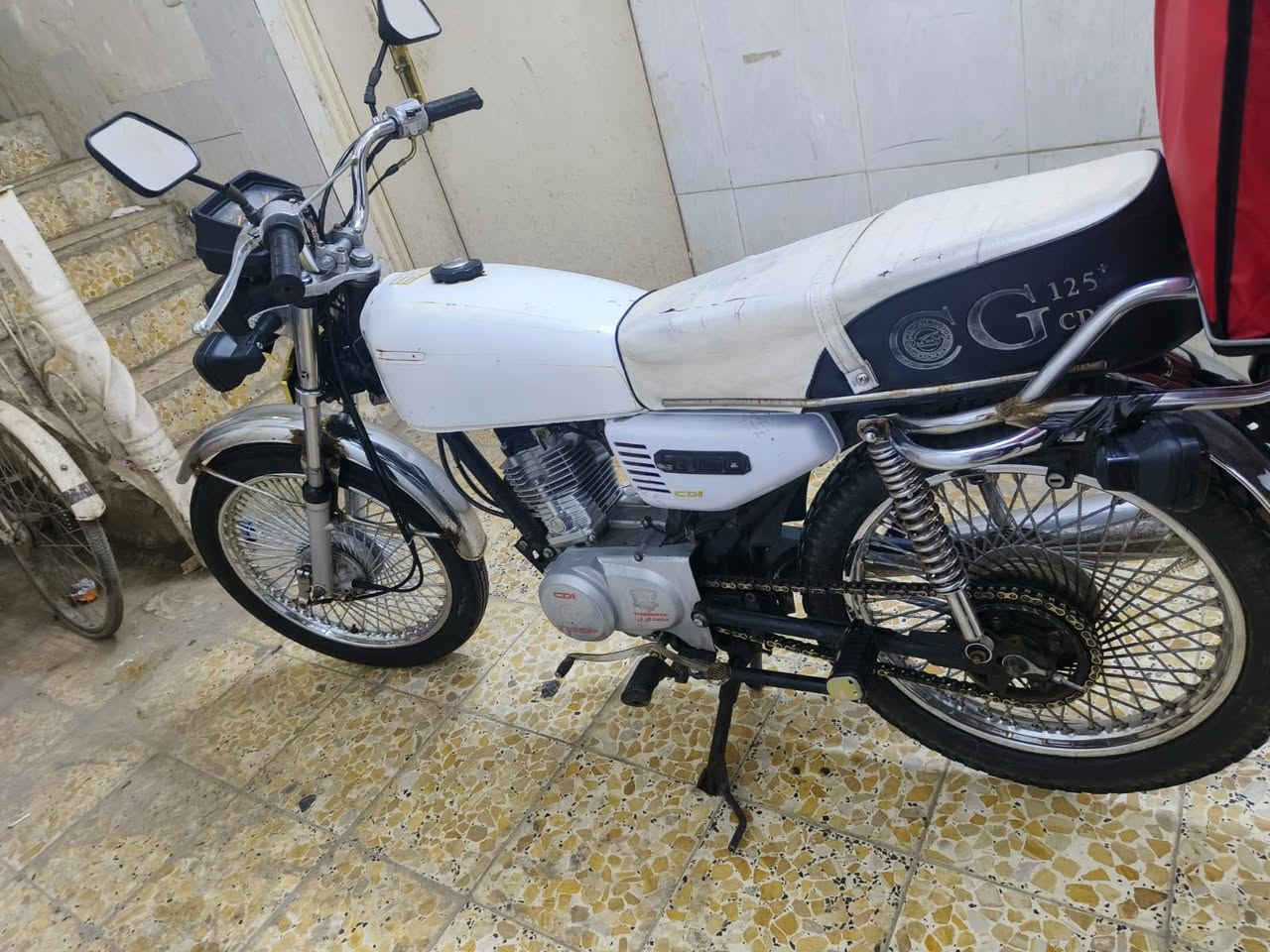 السلام عليكم دراجه للبيع السعر 500 وبيها مجال***********
