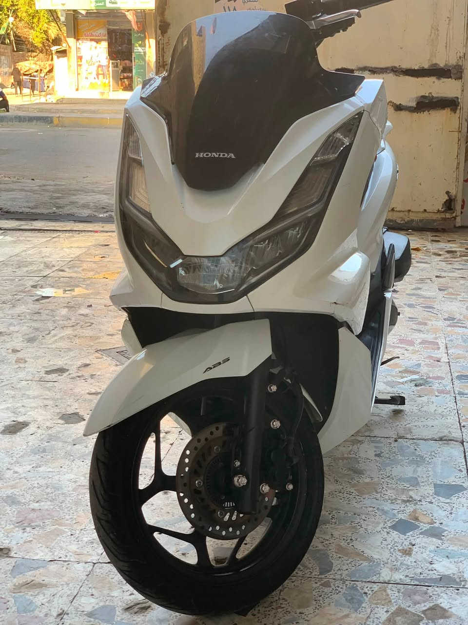 سلام عليكم pcx جيل رابع موديل 2022 وراد كوري 

دراجه نضيفه ومكفوله كفالة عامة مكينه برغي ما مفتوح جيب فيتر وفحص 

فقط كم ملاحظه بكفرات  .

السعر 15 ورقه بيها مجال للشراي 

مكاني بغداد  
***********
