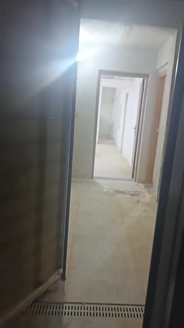 بيت للايجار الاسكان القديم غرفتين وصاله ومطبخ حار وبارد وصحيات واستقبال وطارمه الاتصال ***********

