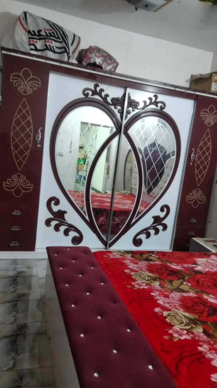 سلام عليكم مستعجل بيع الغرفه النوم 8 قطع سعره 550الف بي مجال عنوان بغداد ام الكبر الغزلان  رقم ***********
