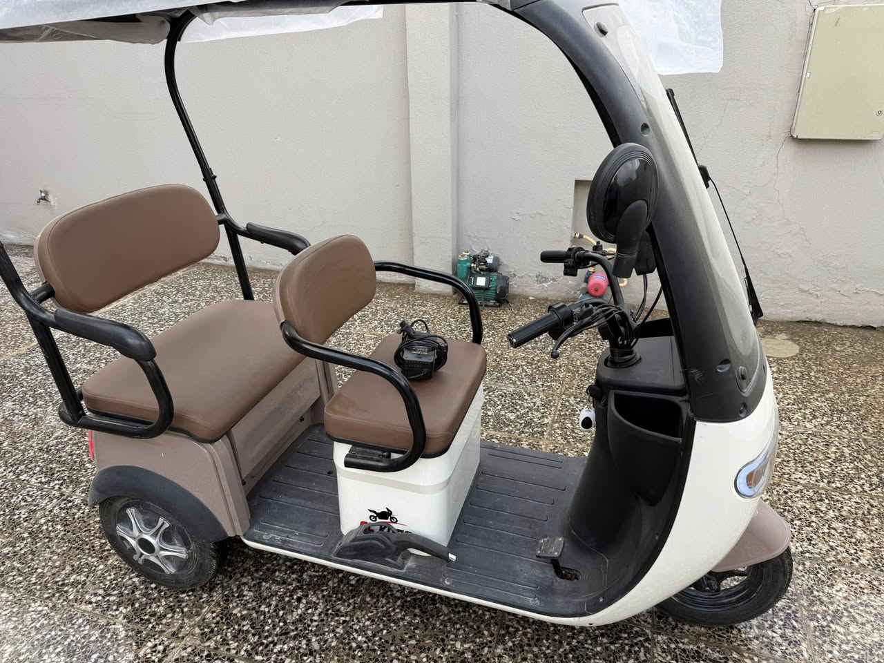 السلام عليكم من رخصة الادمن
دراجه شحن جديده للبيع  / ثلاث مقاعد / ثلاث عجلات / الدراجه  قماره بلادية 
السعر مليون وربع 1.250.000 
الاتصال ***********
