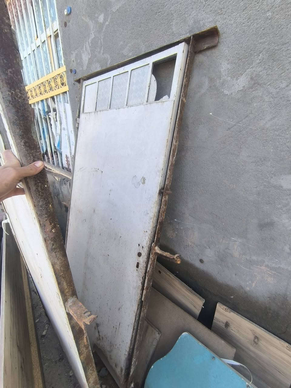 سلام عليكم بيبان البيع باب اسلايت ريسي مرتب وحديد ثقيل عوزه شويه ترتيبات قياس 3متر +2بيبان متر باب مطبخ وباب غرفه سياج كلشي يرهم سعر باب السلايت 150والبيبان الزغار علا 60وبخدمت شراي العلم حديد ثقيل كلهن المكان ميسان غريت طبر استفسار ***********
