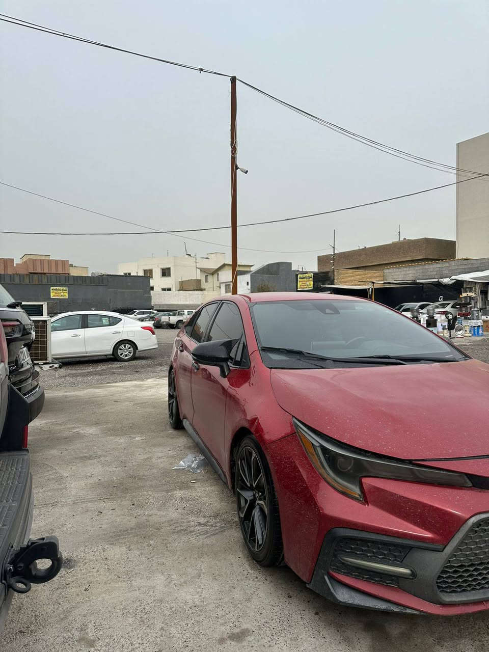 چوار پارجەی بۆیاخە یەک تۆز لای سەکنی گرتە
پێشوپشتی گێڕو مکینە بەشەرت
سەیارەکە بێ مەسروفە
کوشن جلدە 
یەک بست کارتی سقفی هەیە
رەقەمو سەنەوی هەموی نوێە
*********** أربيل, العراق
