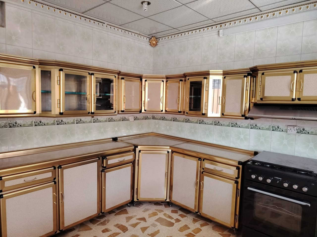 كاونترات المنيوم ثقيل  مستخدم نضيف جدا المكان موصل الجانب الايسر الاستفسار اتصال على الرقم ***********
