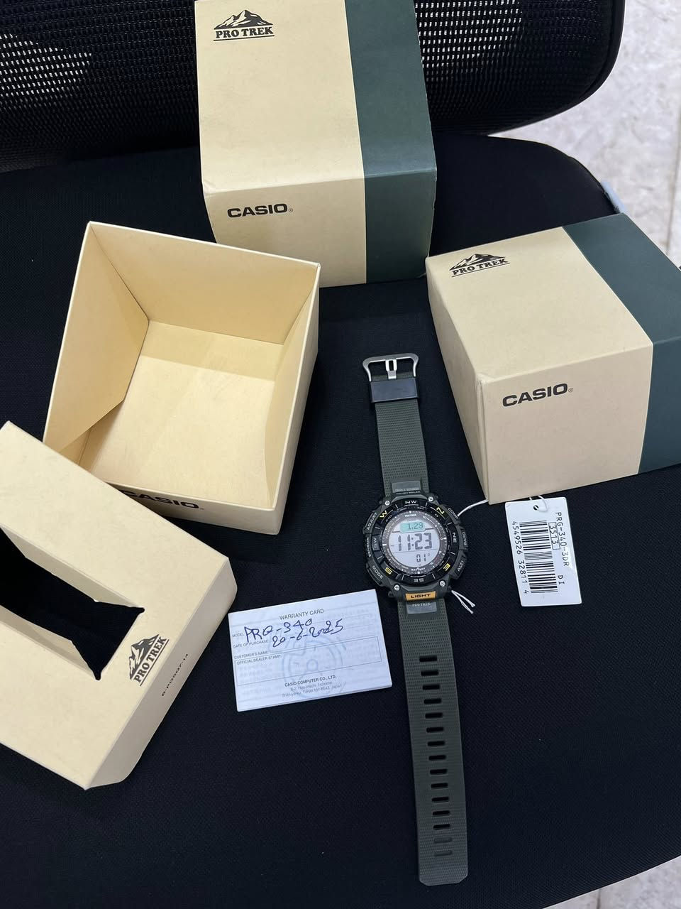 ساعة كاسيو بروترك Casio PRO TREK اصلي وكاله

  PRG-340-3    رقم الموديل
اصلي وكاله مستعمله بحاله الجديد مع الملحقات الاصليه

مواصفات ساعة Casio PRO TREK PRG-340-3 بمجموعة من المواصفات التقنية والبيئية التي تجعلها خياراً مثالياً لمحبي المغامرات والتسلق و العسكريه و الرياظيه 
إليك أبرز مميزاتها:
1. الاستدامة (مواد صديقة للبيئة)
البلاستيك الحيوي: صُنع الهيكل والحزام والغطاء الخلفي من مواد بلاستيكية حيوية مشتقة من زيت الخروع والذرة، مما يقلل من الأثر البيئي.
2. نظام المستشعر الثلاثي (Triple Sensor)💯
تضم الساعة الجيل الثالث من مستشعرات كاسيو التي توفر دقة عالية في:
البوصلة الرقمية: عرض الاتجاه والزاوية.
مقياس الارتفاع: يقيس الارتفاع حتى 10,000 متر مع ذاكرة لتسجيل الارتفاعات.
البارومتر وميزان الحرارة: مراقبة الضغط الجوي للتنبؤ بتغيرات الطقس وقياس درجة الحرارة المحيطة.
3. شاشة LCD ثنائية الطبقة (Duplex)
تتميز بشاشة مكونة من طبقتين؛ إحداهما مخصصة لعرض الوقت والبيانات، والأخرى لعرض مؤشرات البوصلة برسومات زرقاء كبيرة، مما يسهل قراءة الاتجاهات بوضوح فوق البيانات الأخرى.
4. نظام الطاقة الشمسية (Tough Solar)
تعمل الساعة بالكامل بالطاقة الشمسية، حيث يتم شحنها من الضوء الطبيعي أو الصناعي، مما يلغي الحاجة لتغيير البطارية بشكل دوري.
5. تصميم عملي للمغامرات
مقاومة البرودة: مصممة للعمل بكفاءة حتى درجة حرارة (10- مئوية).
مقاومة الماء: مقاومة للماء حتى عمق 100 متر، مما يجعلها مناسبة للسباحة والأنشطة المائية السطحية.
هيكل دوار: مزودة بإطار (Bezel) متحرك يساعد في تحديد الاتجاهات وتتبع المسار.
إضاءة Super Illuminator: إضاءة LED عالية السطوع تضمن رؤية الشاشة في الظلام الدامس.
6. وظائف ذكية إضافية
بيانات الشمس: عرض أوقات الشروق والغروب بناءً على الموقع الجغرافي.
التوقيت العالمي: دعم التوقيت في 48 مدينة حول العالم.
الوزن الخفيف: على الرغم من حجمها، تزن الساعة 54 جراماً فقط بفضل استخدام المواد الحيوية، مما يجعلها مريحة جداً عند الارتداء لفترات طويلة.

سعره 190 الف فقط 
للمعلومات سعر الجديده 265 الف
يوجد خدمة توصيل جميع المحافضات 
*********** واتساب
