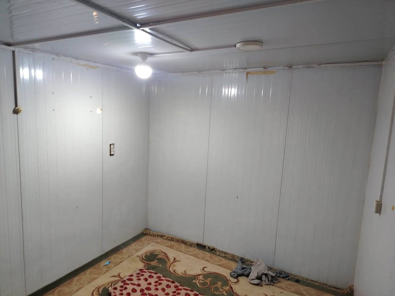 كرفان نظيف جدا 3في 4مع صحيات
المكان النجف المناذره السعر مليون للاستفسار 
***********
