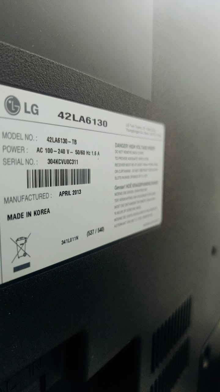 تلفزيون LG حجم 42 بوصة (صنع في كوريا الأصلي 🇰🇷)
السلام عليكم شباب.. عندي شاشة LG نظيفة جداً وبحالة الوكالة للبيع، موديل (42LA6130) الشاشة غراضها أصلية ومكفولة من كلشي
​🔎 حالة الشاشة:  نظيفة شبه جديدة جداً وما مفتوح برغي منها نهائياً (على حطة بلادها ولم تدخل صيانة سابقاً)
​💡 أهم المواصفات:
​الحجم والشاشة: 42 بوصة LED بدقة Full HD مع لوحة IPS (ألوان قوية وزوايا رؤية واضحة جداً).
​ميزة الـ 3D: تدعم تقنية السينما ثلاثية الأبعاد (Cinema 3D) لمشاهدة الأفلام المجسمة
للعلم ليست سمارت يمكن ربط عليها اجهزة  📺tv box وتشغيل اليوتيوب وجميع البرامج 
​المنافذ: تحتوي على مداخل HDMI و USB لتشغيل الأفلام ال 3D وممتازة للبلايستيشن والستلايت . 
​🎁 الملحقات:
​الريموت الأصلي نظيف شخط مابي 
​مناظر (نظارات) الـ 3D الأصلية الخاصة بالشاشة.
​📍 المكان: بغداد الكرخ 
💵 السعر: 180 
​📞 للتواصل: يرجى المراسلة على الخاص


**إذا كنت صاحب هذا الإعلان وتريد حذفه لأي سبب، رجاءا أرسل رسالة إلى الدعم الفني**