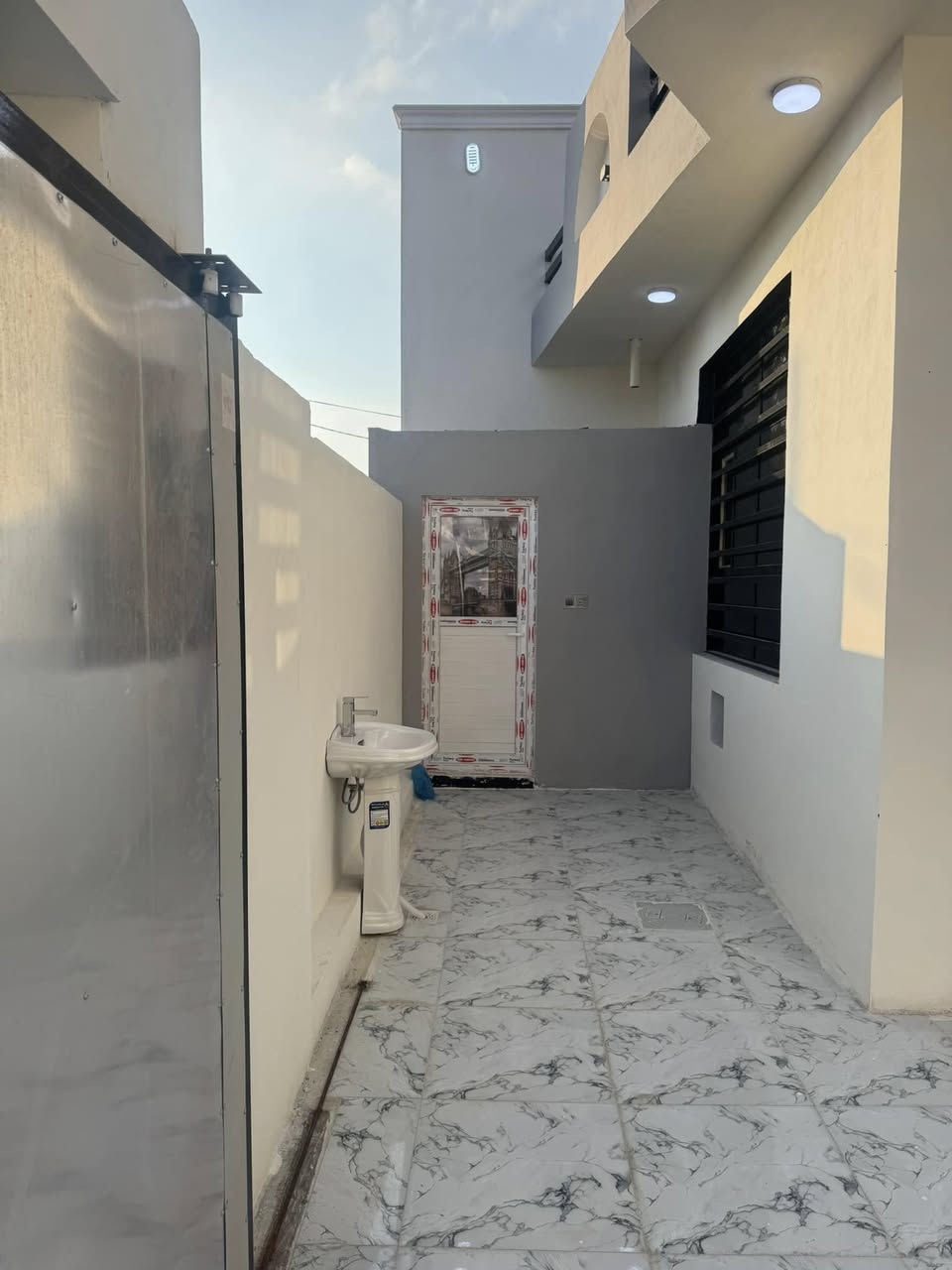 ‏يا الله بيت 200 متر طابق واحد حي الندى بناء درجة أولى يتكون من صالة واستقبال غرفتين النوم مطبخ حمامات ‫2+‬ مخزن بناء طابوق جمهوري أساس سقف صب مركزي العنوان حي النداء تدخل بشارع القصاب غالب الميالي نهاية الشارع السعر 163 رقم التلفون ***********￼￼
