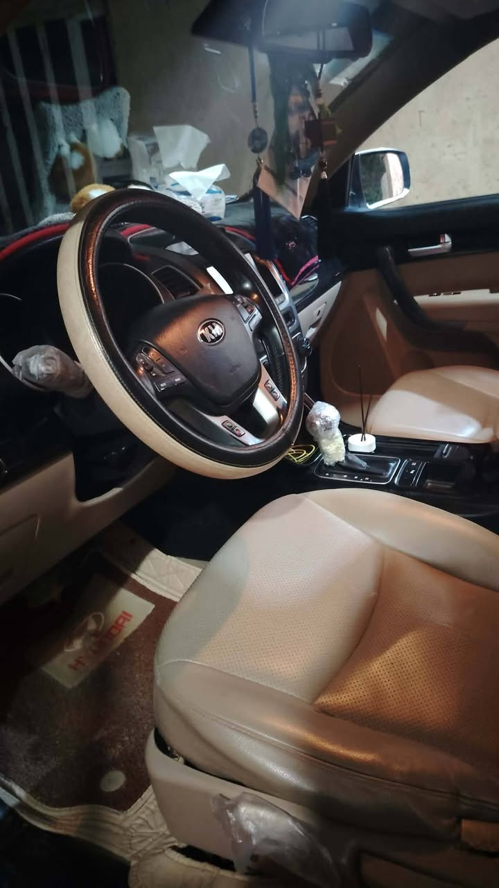 سورنتو موديل 2015 خليجي 6 سلندر فول عدا البانوراما رقم ذي قار دولي بسمي تحويل ثاني  كفالة عامه السياره جاهزة مكينه وكير وتخم تاير حداديه مابيها نقص السعر 215 وبيها مجال بسيط مكاني الشطرة الشراي يتصل على الرقم ***********
