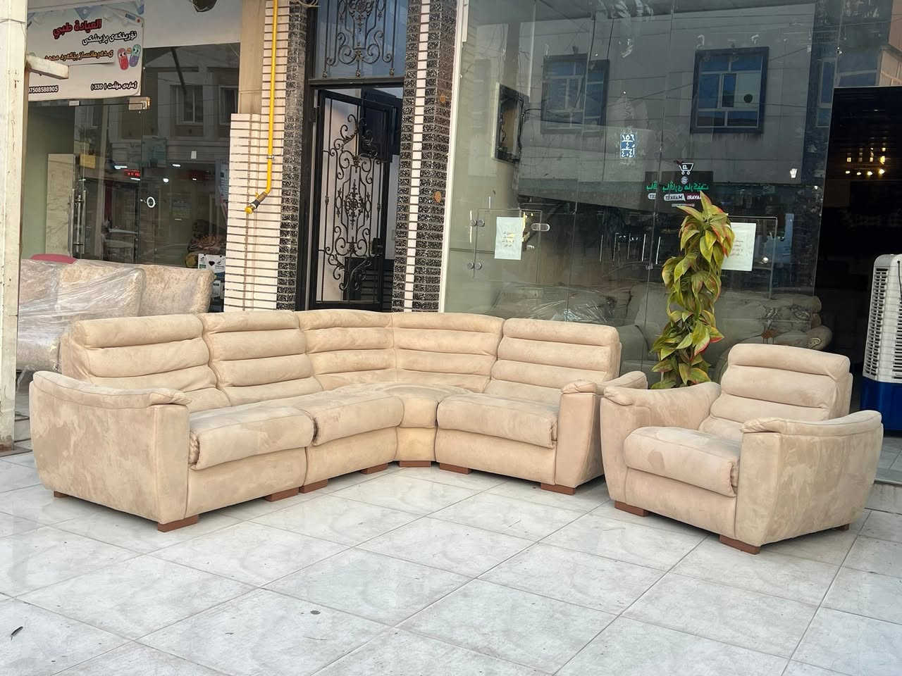 كورنر أمريكي نضافته جيده جدا تصميم مودرن بمقعد طبي سوفت امريكي فول بوليستر بقماش الشامواه وتر بروف لون بيج هيكل خشب  زان طبيعي  قياسات الكورنر ٢٧٠سم /١٩٠سم وكرسي جوكر ١٠٠سم/١٠٠سم  عنوانه اربيل زانكو ٩٩ قرب مطعم كص سنگر يوجد توصيل ل بغداد وباقي المحافظات الأخرى *********** واتساب فقط
