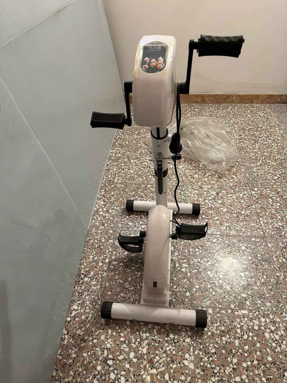 للبيع: جهاز دراجة التمارين والعلاج الطبيعي المزدوج (بحالة ممتازة)

جهاز مثالي لكبار السن، أو للذين يحتاجون إلى إعادة تأهيل وعلاج طبيعي، وأيضاً لمن يرغب في ممارسة الرياضة وتنشيط الدورة الدموية من المنزل وهو جالس بكل راحة.
💡 مميزات الجهاز:
 تمرين مزدوج: يحتوي على بدالات سفلية لتمارين القدمين والساقين، وبدالات علوية لتمارين الأيدي والأكتاف.
 شاشة تحكم رقمية (LCD): لمتابعة الوقت، السرعة، المسافة، وحساب السعرات الحرارية المحروقة.
 تحكم ذكي: أزرار لتحديد نوع التمرين (يدين أو قدمين) والتحكم في زيادة أو تقليل السرعة بسهولة.
 تصميم مرن: إمكانية تعديل ارتفاع الجهاز ليناسب وضعية الجلوس على الكرسي أو الأريكة.
 آمن وعملي: يعمل بالكهرباء ومزود بمفتاح تشغيل/إيقاف خلفي، وحجمه مدمج لا يأخذ مساحة في المنزل.
📌 تفاصيل البيع:
 الحالة: (مستعمل لمدة اسبوعين فقط تم تركه بطلب من الطبيب وبحالة جيدة جداً كما في الصور ) 
 السعر: ٥٥٠ الف 
 الموقع: (بغداد حي الجامعة ).
 التوصيل: لا يوجد توصيل
📞 للتواصل والاستفسار: يرجى إرسال رسالة خاصة على المسنجر، أو الاتصال على الرقم: (       ***********).
