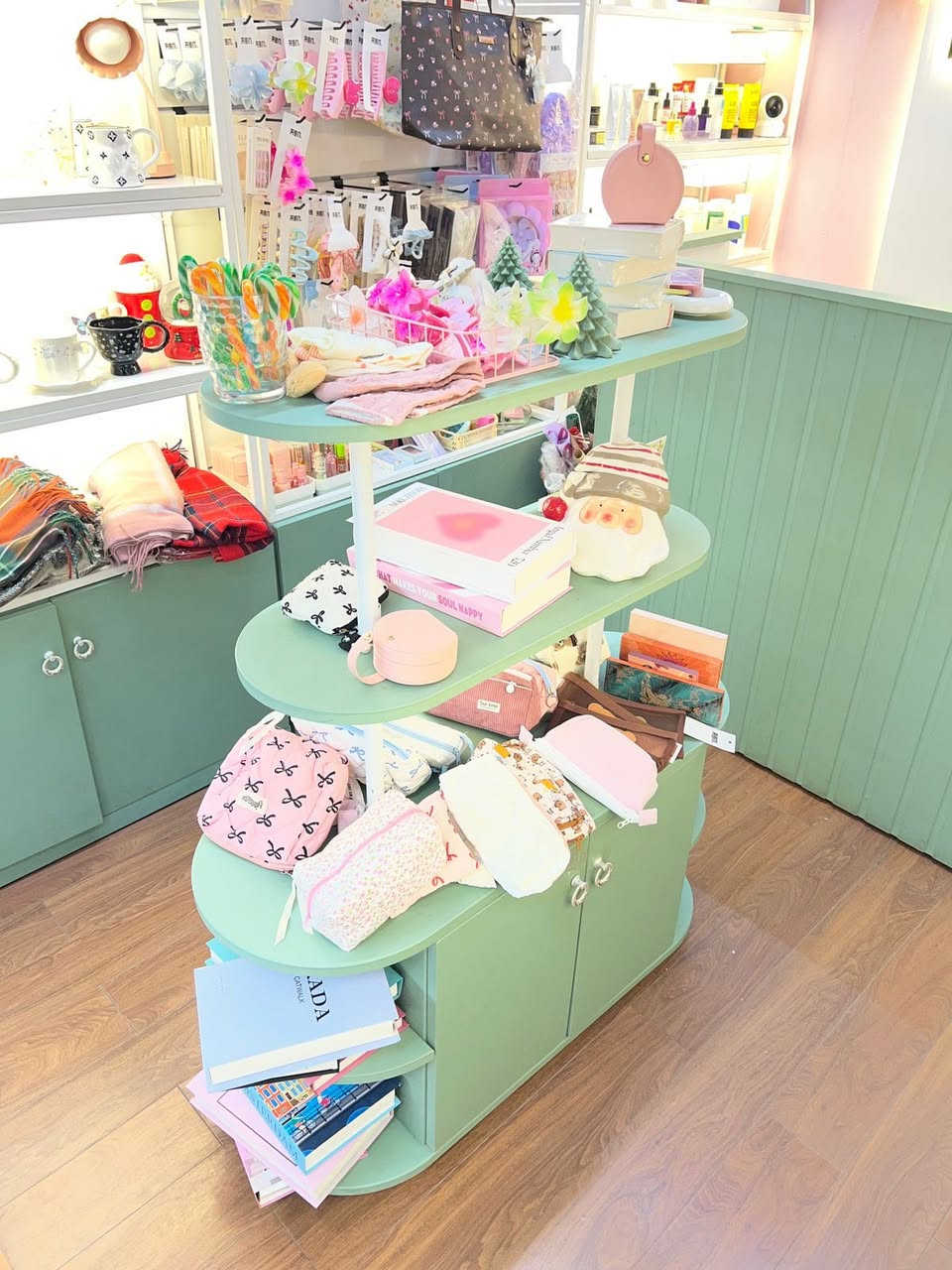 فاترينات للبيع  عرض مع ميز وسطي وميز كاشير

فاترينات طولية عدد  ( الارتفاع 2 متر ، عرض 1 متر، العمق 30 سنتيمتر)

فاترينات اكسسوارات عدد 2 الارتفاع 2 متر ، عرض 1 متر، العمق 30 سنتيمتر)

ميز كاشير ( 130 سم ، والعمق 40سم) 

ميز وسطي ( متر ، العرض 40 سم )

التواصل على الرقم : ***********
