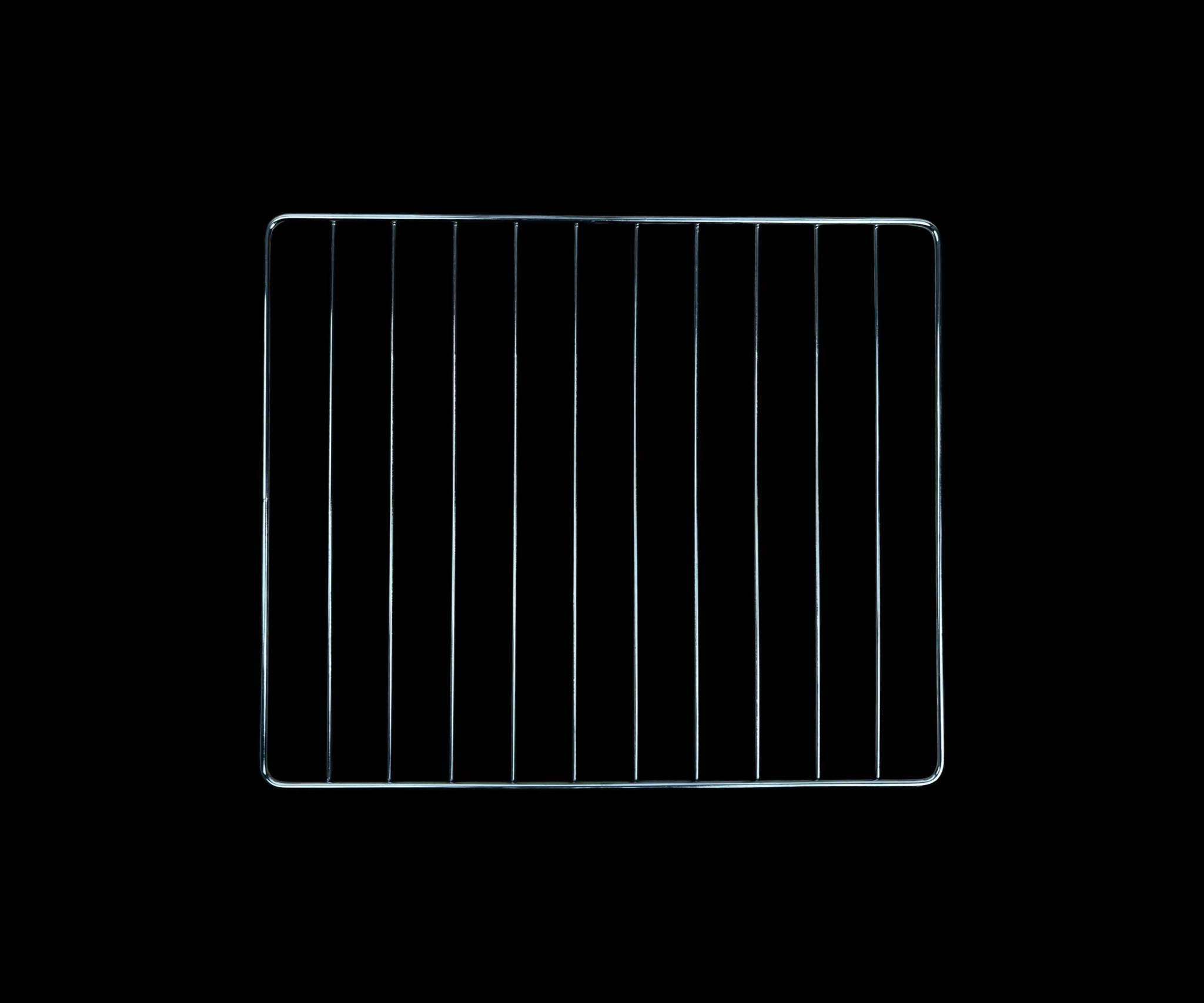 الاستخدامات

خبز البيتزا المنزلية حتى 12 بوصة، التوست، المعجنات، الفطائر، البسكويت، والبطاطس

إعادة تسخين الأطعمة بسرعة مع تحمير متساوٍ للسطح

مناسب للمطابخ الصغيرة، السكن الطلابي، والشقق بفضل حجمه العملي

المميزات

قدرة 1350 واط على 220V ~ 50Hz لتسخين سريع وثابت

منظّم حرارة قابل للتعديل 100–230°C (كما في قرص التحكم) لاختيار درجة الخَبز المناسبة

مؤقّت ميكانيكي 0–60 دقيقة مع جرس انتهاء (طبقًا لقرص الوقت في الدليل)

باب أمامي بزجاج مقاوم للحرارة لعرض الخَبز أثناء التشغيل

شبك خَبز معدني لخبز وتحمير الأطعمة، مع صينية بيتزا دائرية 12" مخصص

مصباح بيان تشغيل يُظهر عمل الجهاز

هيكل ثابت مع أقدام مانعة للانزلاق لتثبيت أفضل على السطح

بلد المنشأ: الصين

معلومات العبوة (مذكورة على الكرتون): 442 × 398 × 243 مم، الوزن الصافي ≈ 3.9 كغ، الإجمالي ≈ 4.9 كغ.

ابعاد السيباية طول 33سم عرض 28

قطر الصينية: 32 سم السعر 35 الف والتوصيل ٣ بغداد و٥ المحافظات بغداد, العراق


**إذا كنت صاحب هذا الإعلان وتريد حذفه لأي سبب، رجاءا أرسل رسالة إلى الدعم الفني**