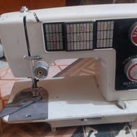 للبيع مكينة خياطة ٦نقشات شغالة النضافة ٩٠% مابيها اي خلل  السعر ١٠٠ وب...