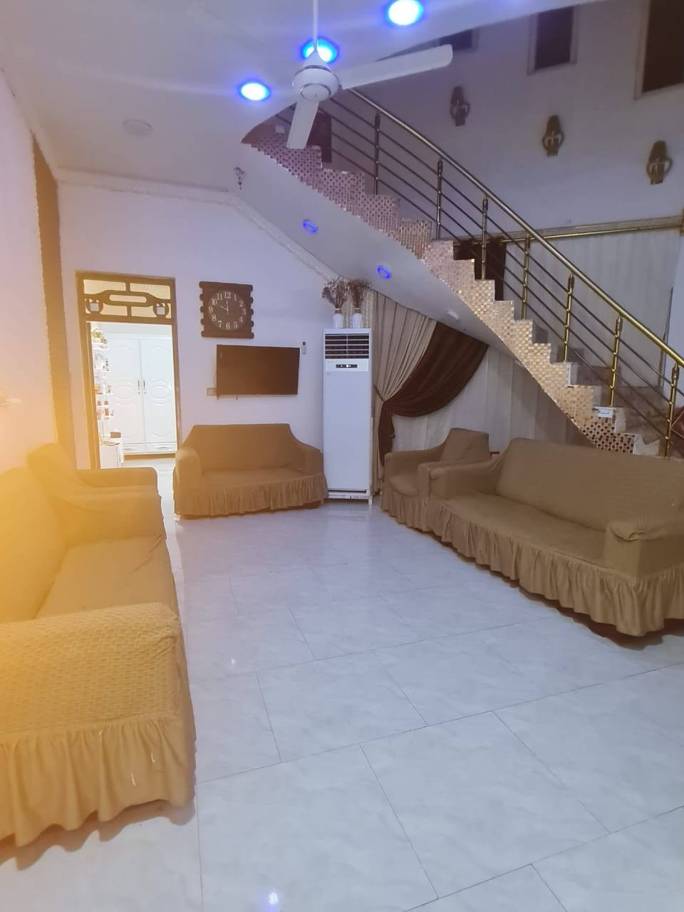 ياالله بيت بالعابره نزلت بيت المحافظ القديم مساحه ١٢٥ بناء حديث ٢٠١٨ الارضيه بور سلين السطح ايزوكام /غرفه فوك عكاعده ٦ ب٤ وغرفه سكفهه سندويج /الطابق الاول غرفه ٦ب٤ واستقبال وحمام داخلي وتواليت خارجي واستقبال ومطبخ مفتوح السكف صب بناء خير من الله 
هاتف/*********** الحال, واسط
