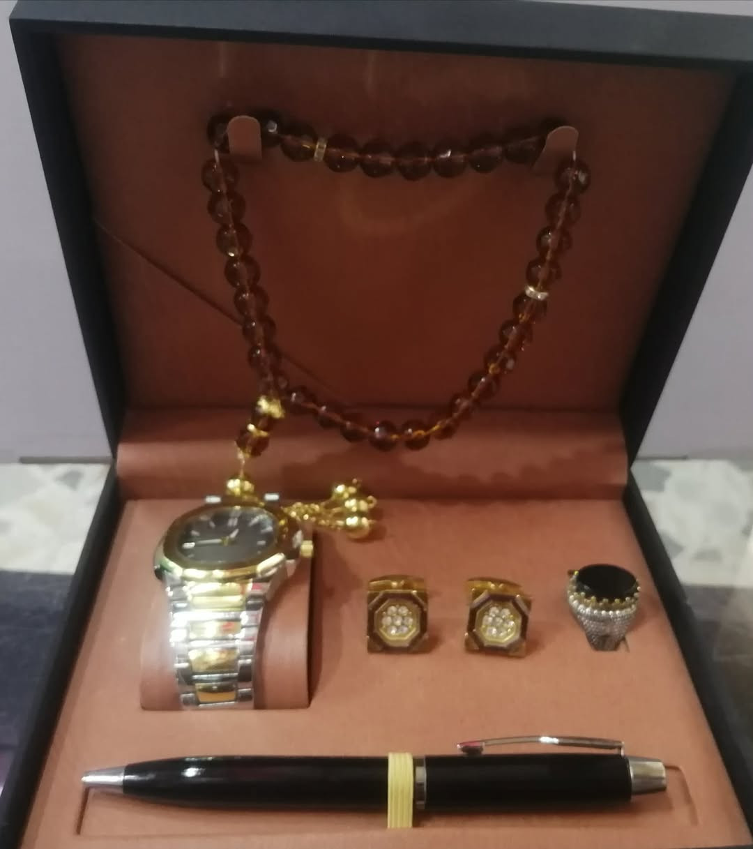 توفر لدينا 
بكج هدايا رجالي
هو مجموعة هدايا رجالية تتكون من ساعة بعقارب ذات سوار ذهبي، قلم، وزوج من أزرار الأكمام.


**إذا كنت صاحب هذا الإعلان وتريد حذفه لأي سبب، رجاءا أرسل رسالة إلى الدعم الفني**