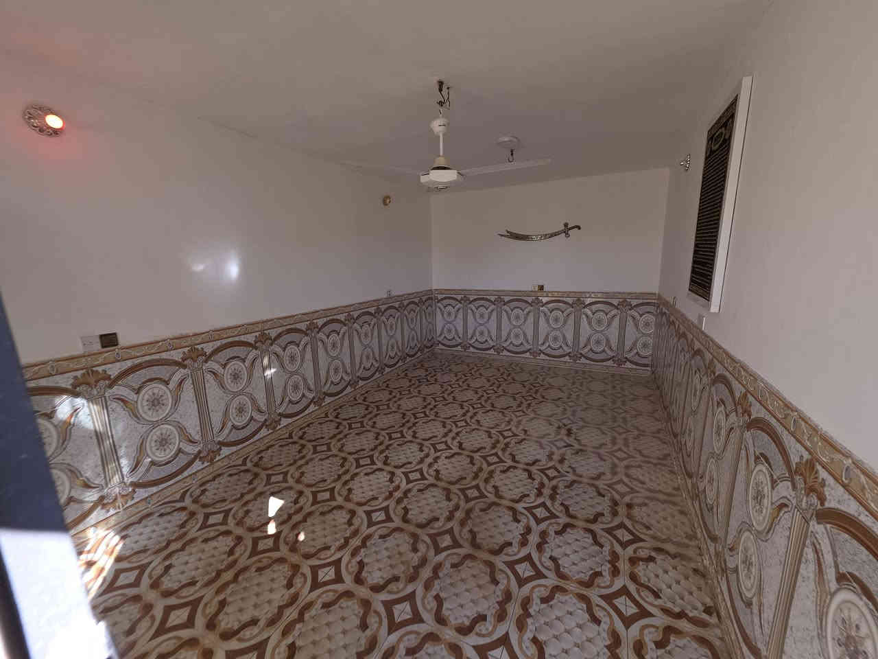 بيت للايجار مساحه 100طابق ونص غرفتين وصاله وستقبال وصحيات خارجيه وداخليه البيت نضيف المكان كربلاء الطاقه مقابل اساله المي خلف مستشفى التركي قريب ع شارع حدائق العتبه البيت حاليا جاهز للسكن 350ايجاره الهاتف ***********
