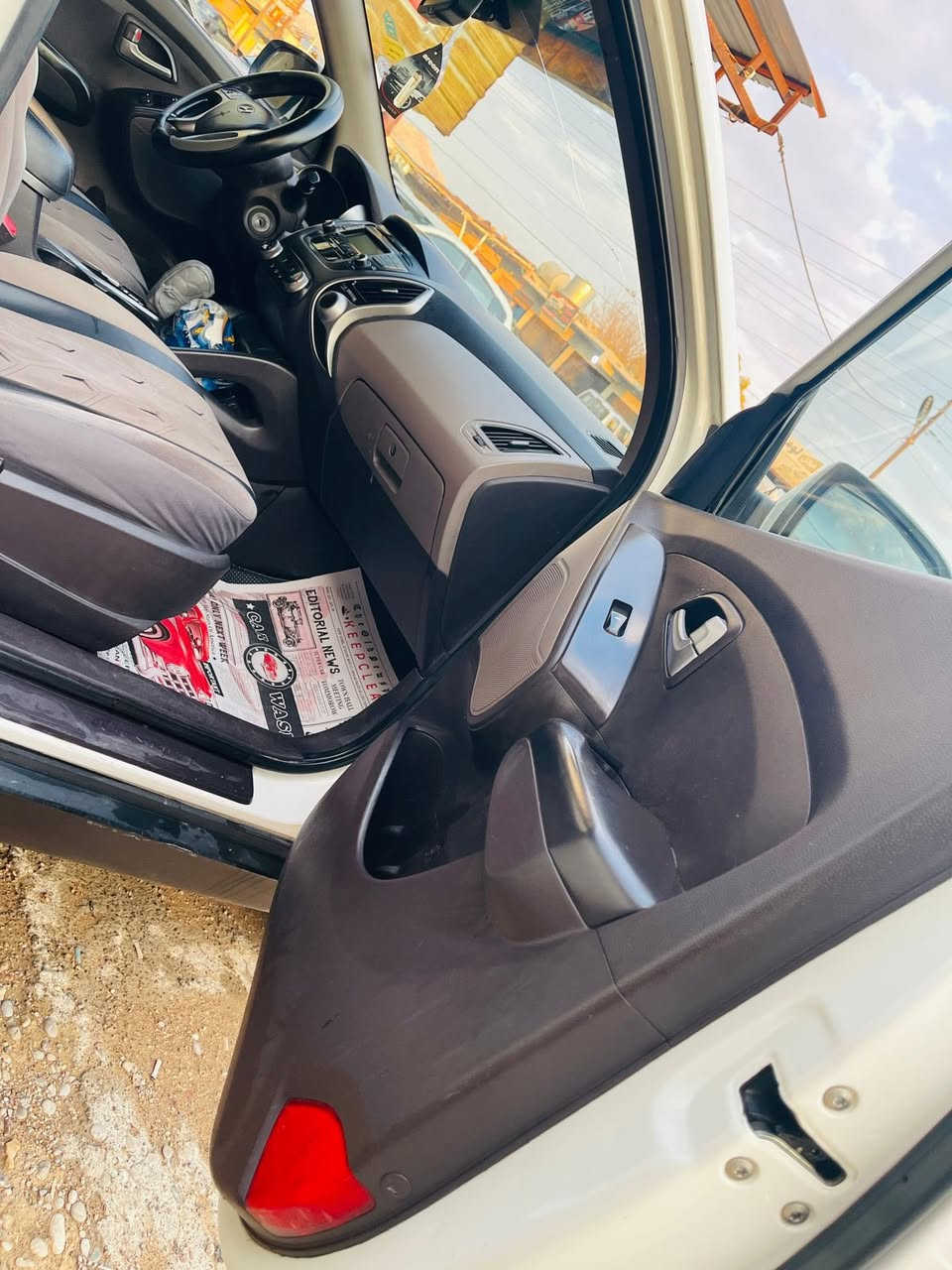 توسان 2010 
ضررها بنيد وبابين وطخه زغيره بلجنطه 
محرك 2000
السعر 110$
مكان السياره الموصل 
غير متواجد ع فيس
***********
