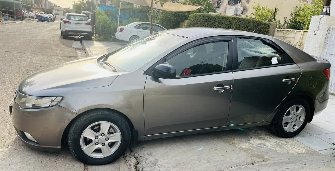 السلام عليكم سيراتو ٢٠١١ خليجي بدون صبغ فقط جاملغ امامي بي بارد جهة السايق بيه شخوط بدون نقص مكان السياره بغداد العامريه السعر ٩٨ وبيه مجال بسيط للتواصل ***********
