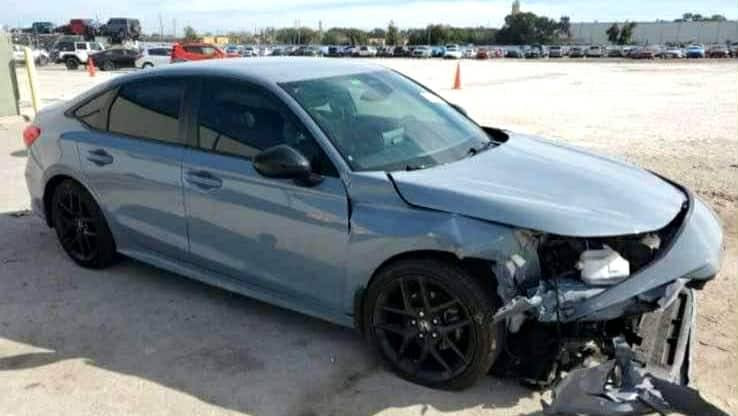 السلام عليكم ... السعر 160 لان السياره صارت عليها ب173 قبل سنه .. 

هوندا سفيك ..
موديل 23 ماشيه 45 مايل
لون سمنتي سموك مميز 
بيها حادث جاملغ وbdr بسيط جدا 
رقم بغداد باسمي تحويل بنفس اليوم ..
*********** علاء 
مكاني بغداد ..
