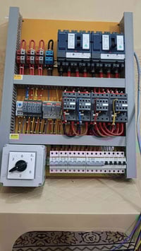 وبركاتة بورد يحتوي على قاطع رباعي وطني وقاطع رباعي للطاقة الشمسية وكون...