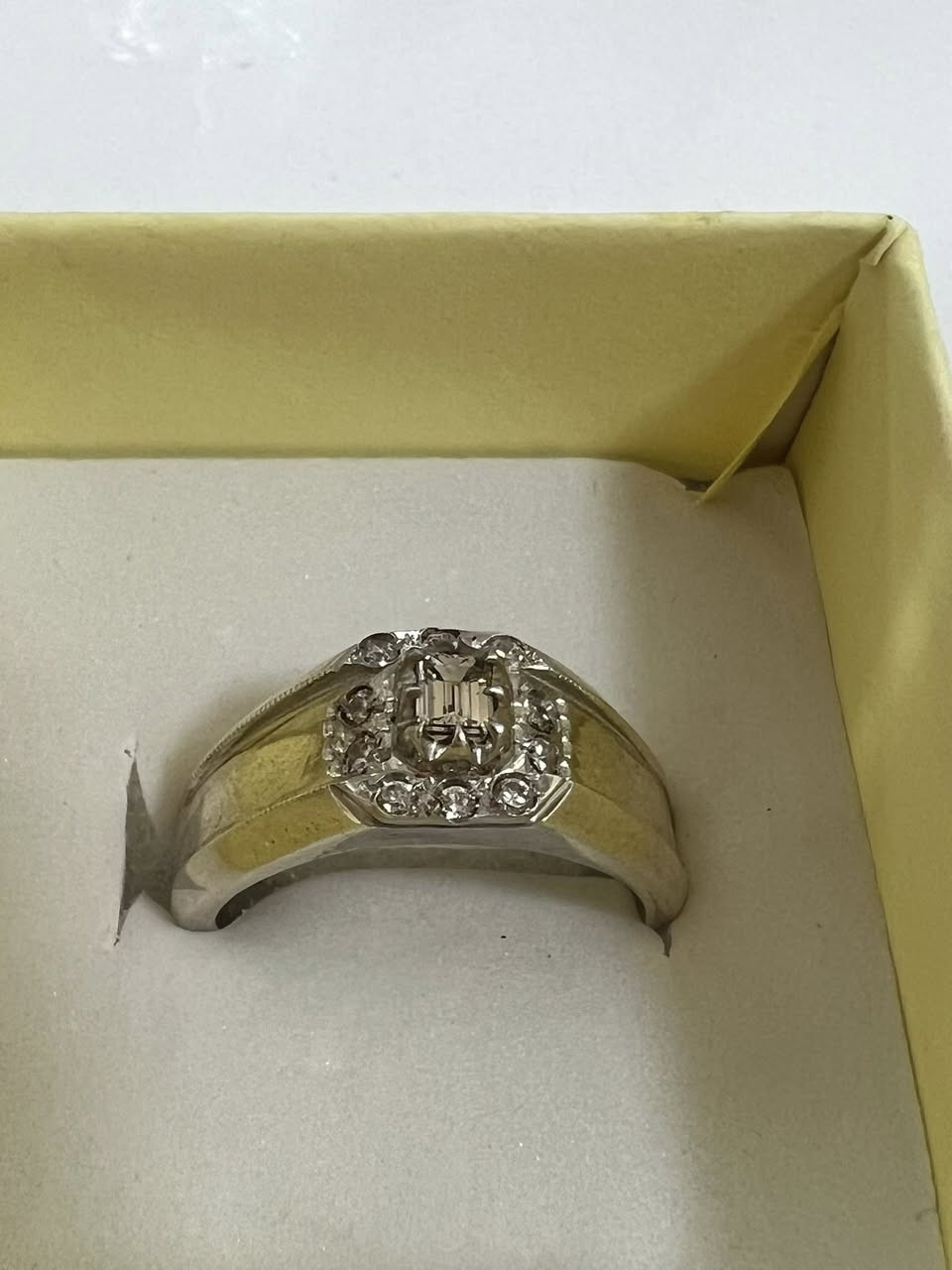 ماسة  بيور بلجيكي طبيعي
خاتم الماس بلجيكي قطع دائري   بيور صافي من الشوائب وغير معالج لا زيوت ولا حرارة ولا لون حر طبيعي 

مع شهادة المنشأ العالمية تكدر تقره الباركود وتتأكد من المعلومات مرصع 10 ماسات من الجوانب والكبيرة بالنص 

***********
