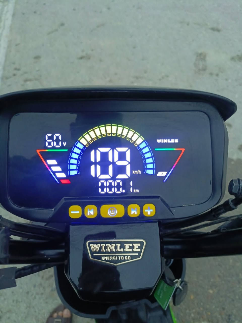 🚲 دراجة شحن R9 موديل 2026 للبيع 🔥
الدراجة نظيفة جداً واستخدامها خفيف
🔋 بطارية قوية وتشحن تمام
⚡ أداء ممتاز ومناسبة للاستخدام اليومي
🚀 تشمي لحد أقصى 109
💯 كلشي بيها شغال وما تحتاج شي

🎁 كاملة الملحقات
✔️ شاحنتها الأصلية
✔️ مرايا 
ℹ️ بيها خدش خفيف بسيط مثل ما موضح بالصور، وما يأثر على الأداء  ℹ️
💰 السعر: 600الف و بيها مجال
📍الموقع: بلدروز البوابة قرب مدرسة شهداء بلدروز الابتدائية
للاستفسار مراسلة خاص 💬


**إذا كنت صاحب هذا الإعلان وتريد حذفه لأي سبب، رجاءا أرسل رسالة إلى الدعم الفني**