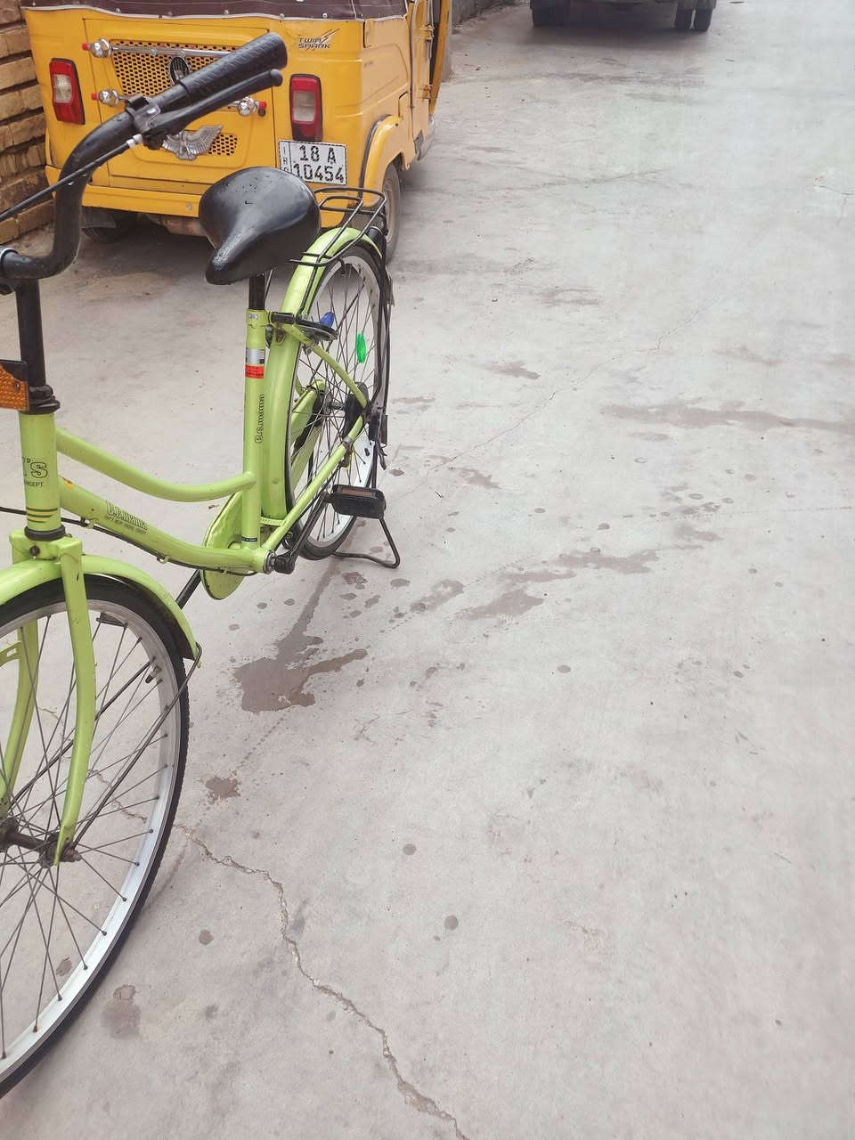 السلام عليكم باسكل للبيع لون تفاحي حجم 26 المكان واسط نعمانيه نضافة 💯 السعر خاص او ***********
