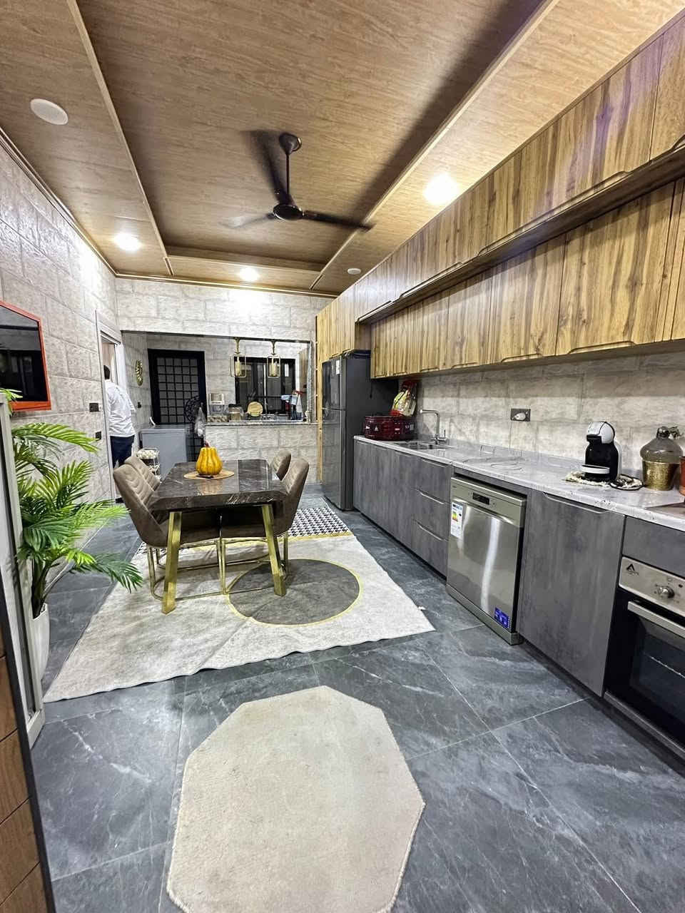 ◀️ دار للبيع 🏡 أو معارض 
 بناء حديث بتصميم هندسي ممتاز 

🏡موقع مميز ومكان هادئ👉

◀️ حي الفيصلية    (خلف فندق مودرن بلازا  ) 

 ◀️مساحة / 200 متر  واجه 7,5متر 

◀️الطابق الأراضي غرفتين نوم+ مطبخ+  هول  + استقبال+  صحيات + وكراج  

◀️الطابق الثاني  غرفه نوم+ وصحيات بلكونه + هول 
+مخزن 
◀️سند طابو  مستقل 

◀️ للاستفسار الاتصال 

    ☎️ ***********
☎️ ***********
ستقبل عقاراتكم و طلباتكم على الارقام اعلاه او مراسلة صفحتنا او زيارة المكتب
