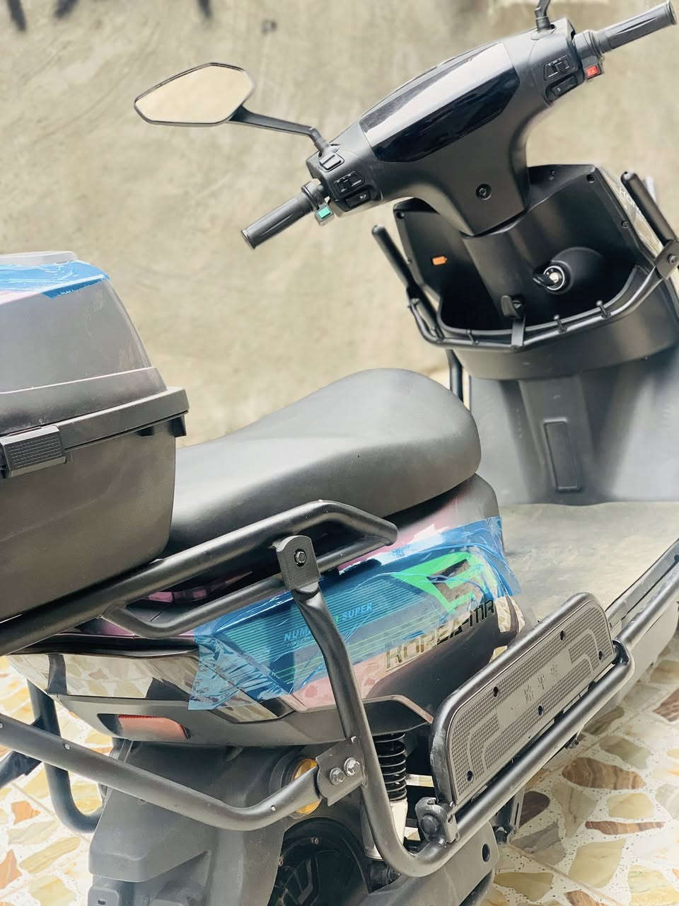 سلام عليكم ماطور شحن للبيع نوع شبح من شركة ((KOREA-MR)) موديل ((2025)) بعدة جديد مستعمل شي قليل جدا  لون مميز جدا الماطور كامل مكمل شغل وطلع بطاريات 🔋 كلهن شرط الفحص كلهن على الفحص الماطور شخط مآبي كهربائيات كلها شغالة هورن نشرات مرايات دبل اشاير إشارة يمنة يسرة لايت زنون عالي ناصي بلوتوث بي نظام البك R يعني يرجع ليورة بي نظام الP للحماية جنطة جبيرة مع جنطة إضافية 6 بطاريات 🔋 على الفحص وين مايعجبك لدات ويا خوذة ⛑️ الماطور كامل من كلشي شغل واطلع السعر 550 وبي مجال للطيبين وللشراي المكان الأنبار الرمادي / الرقم *********** تحياتي للجميع
